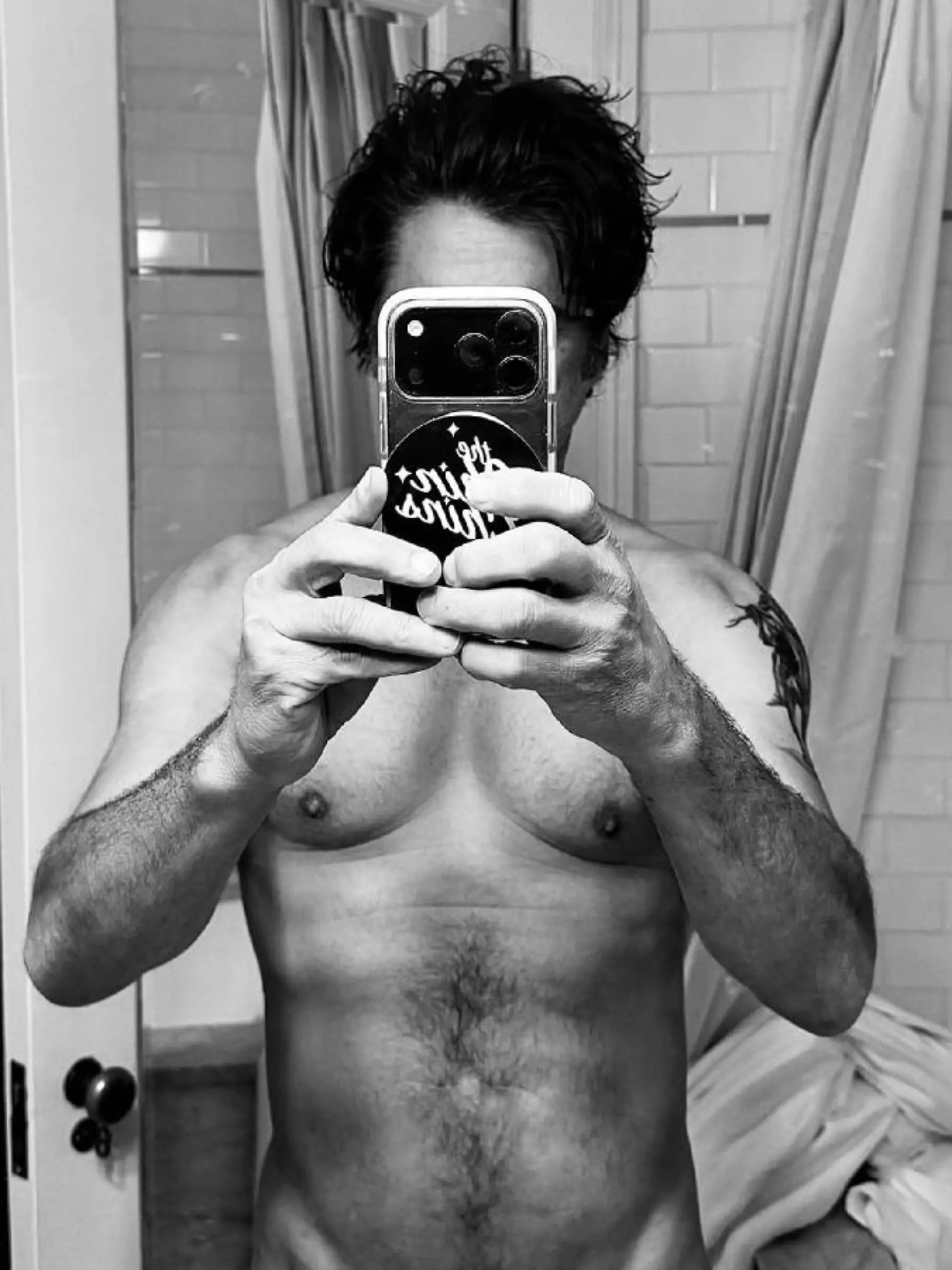 Bild zu: "Er ist 63! Serienstar verzückt Fans mit sexy Spiegel-Selfie"