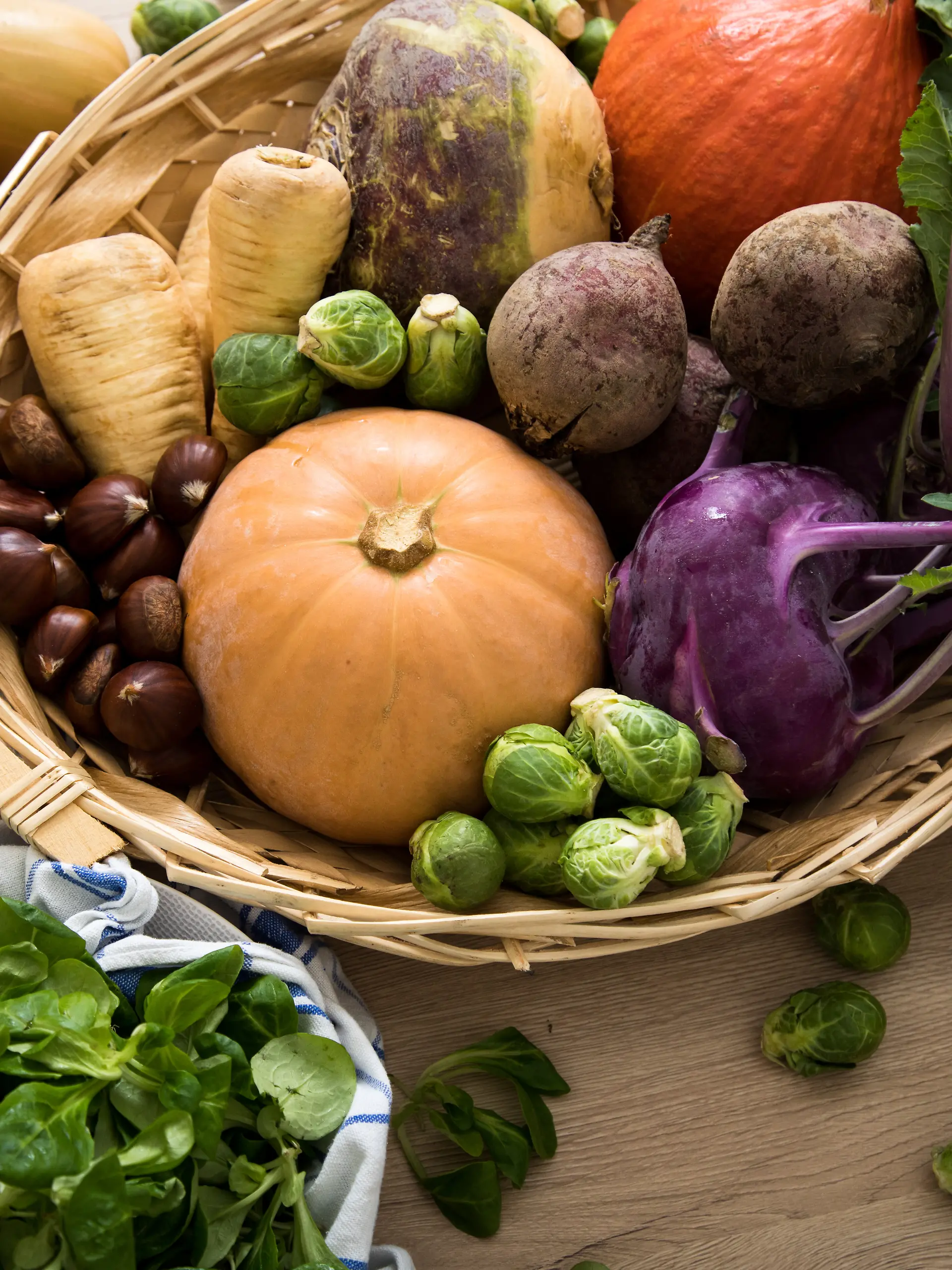 Herbstgemüse in einem Korb