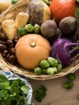 Herbstgemüse in einem Korb