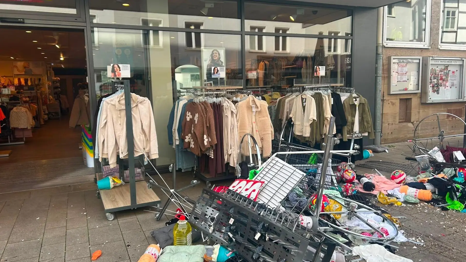 Mehrere Geschäfte scheinen von dem Raser demoliert worden zu sein.