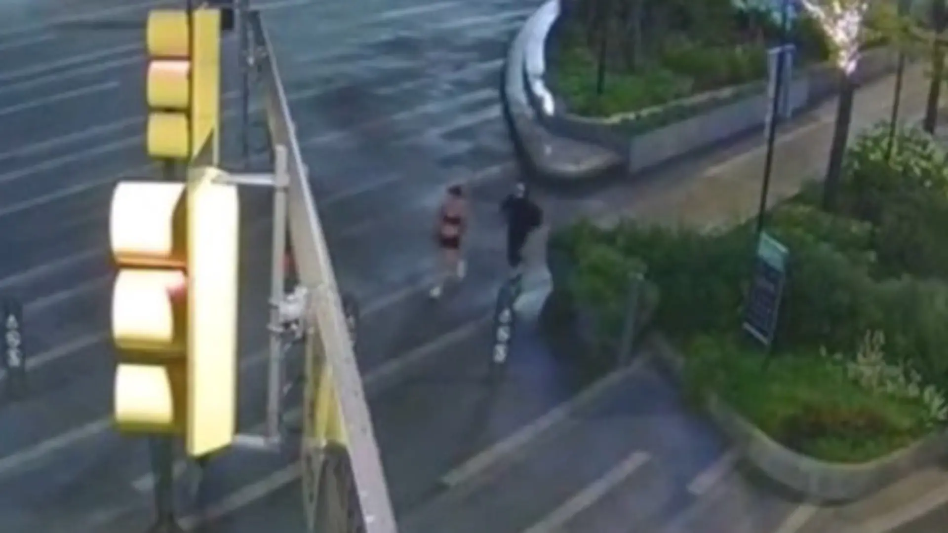 Mit Horror-Maske! Mann verfolgt Joggerin – und droht ihr mit dem Tod „Bist du bereit zu sterben?“