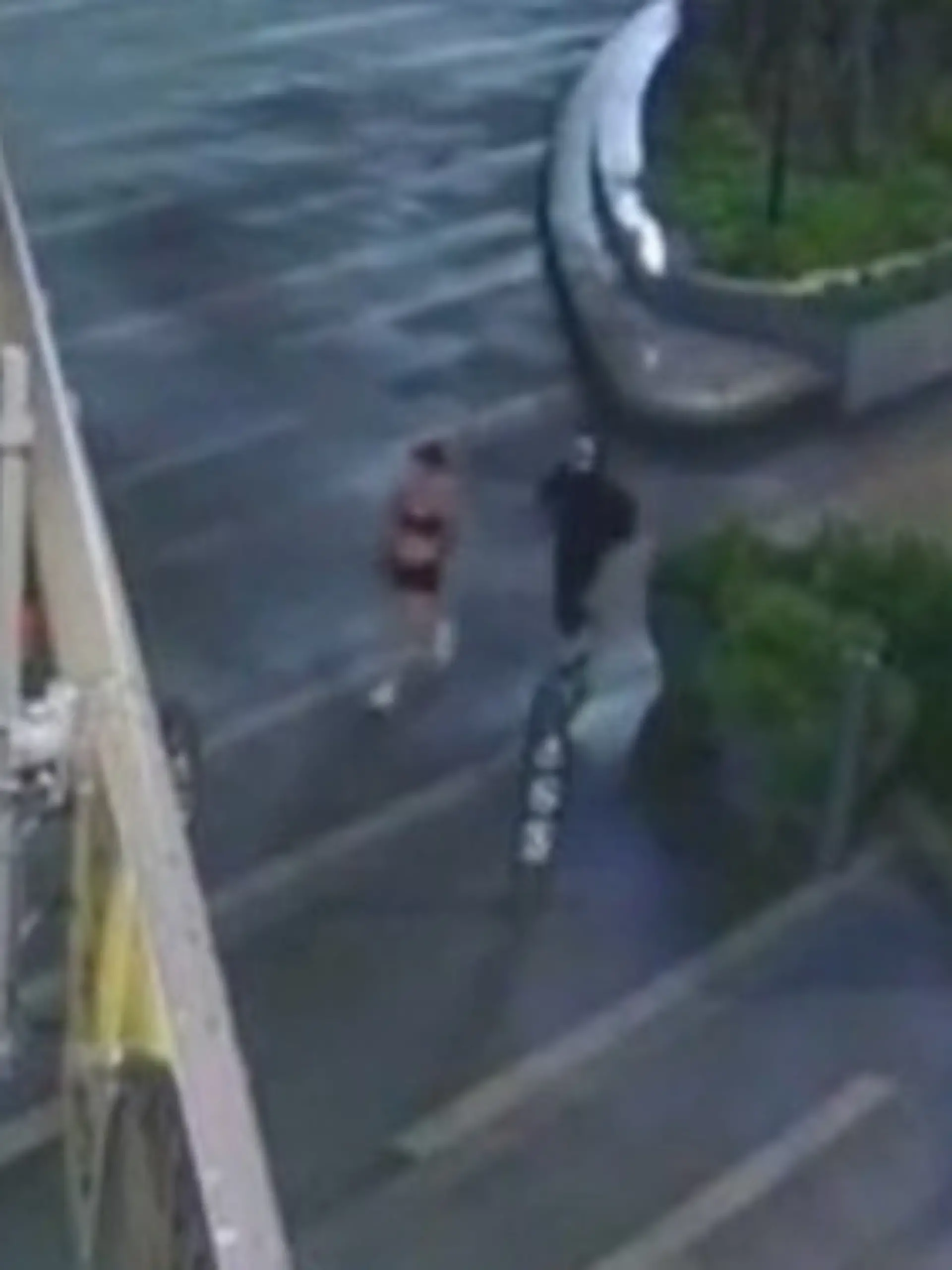 Bild zu: "Mit Horror-Maske! Mann verfolgt Joggerin – und droht ihr mit dem Tod"