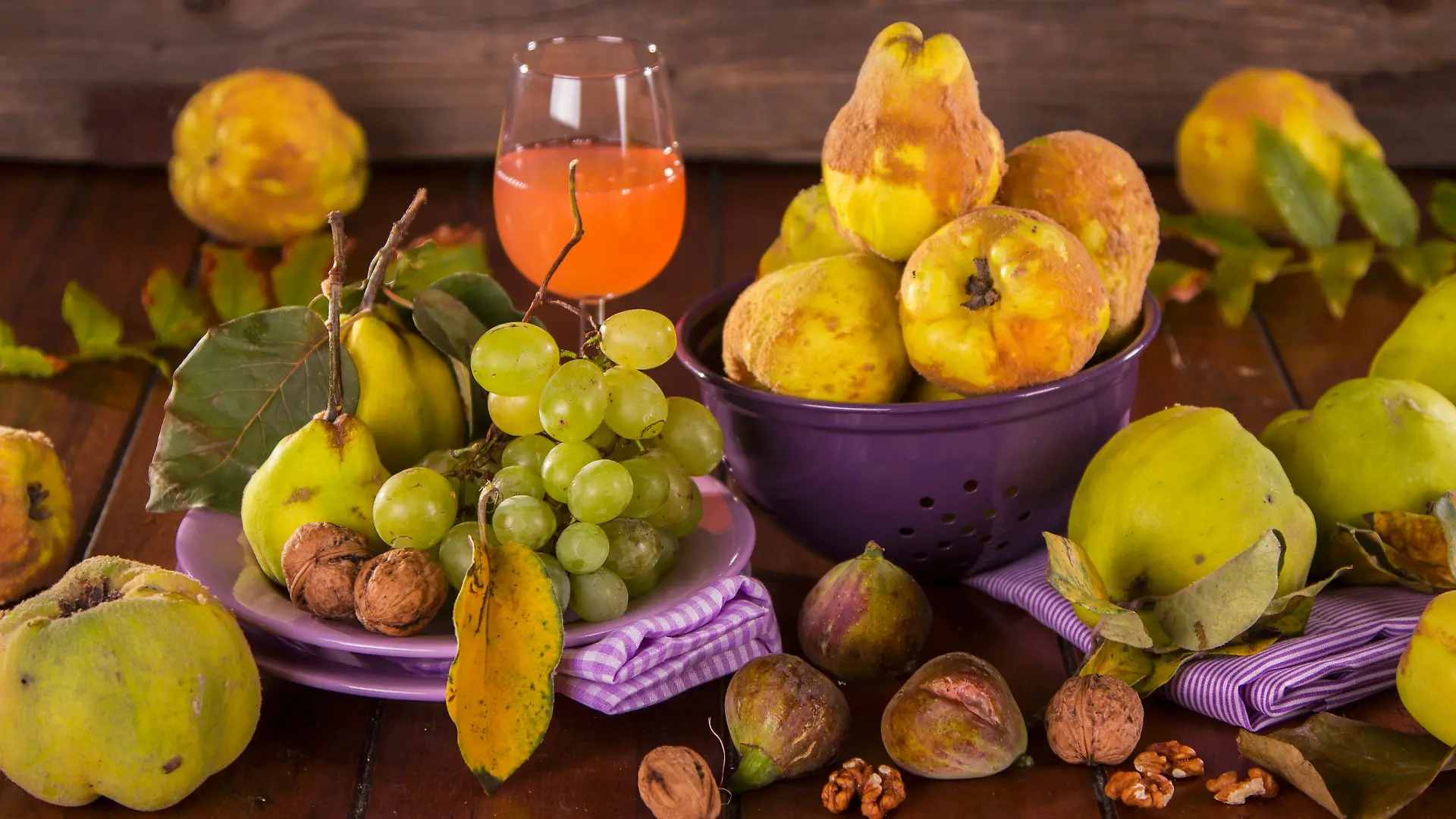 Stilleben mit herbstlichem Obst