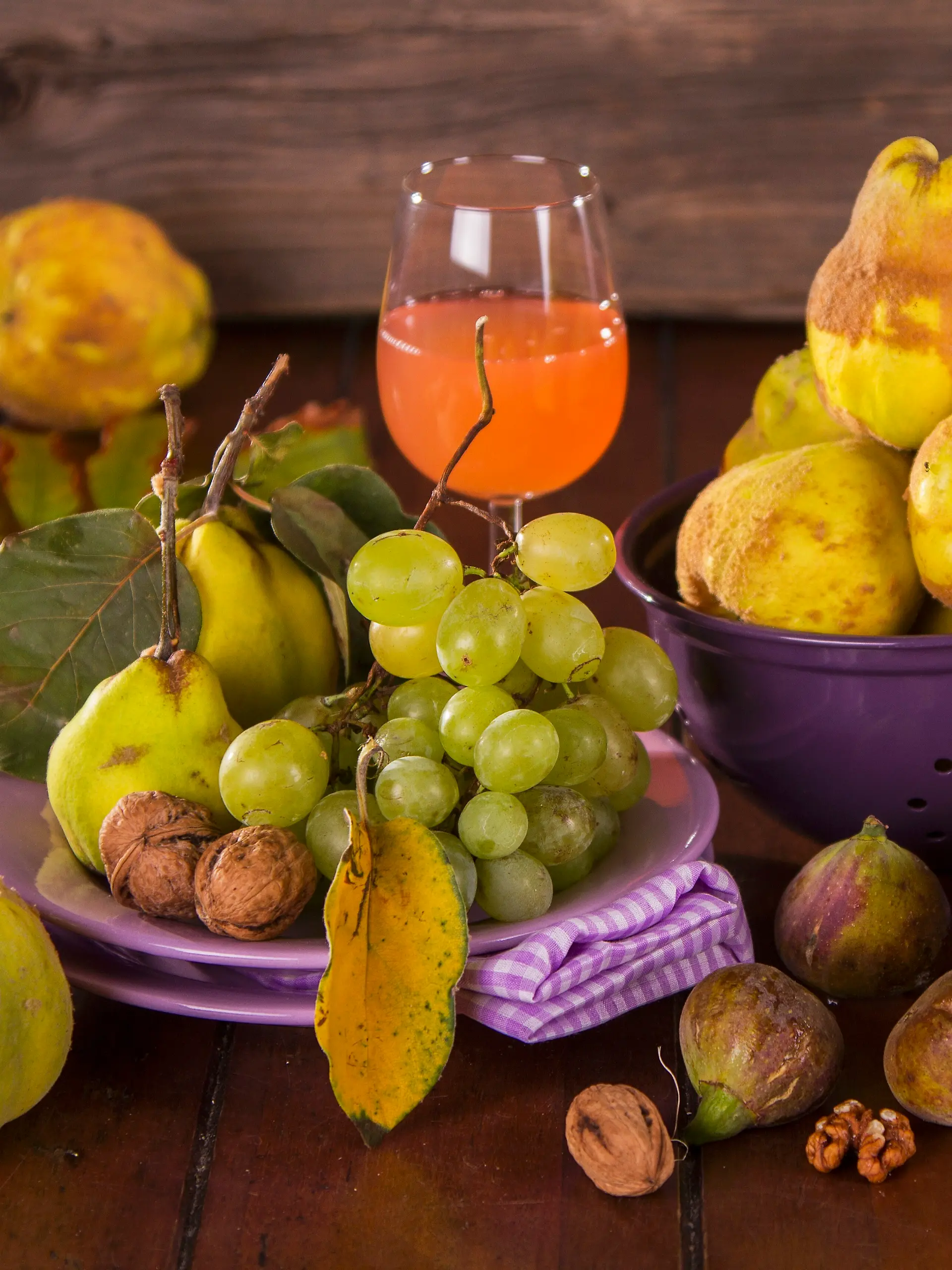 Stilleben mit herbstlichem Obst