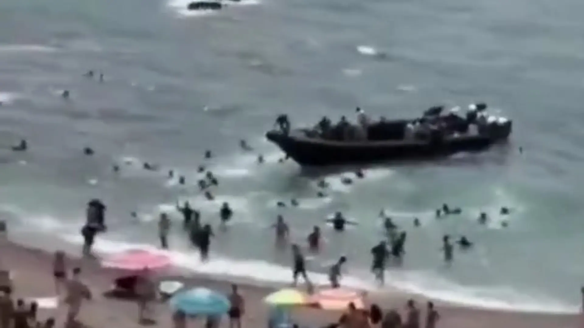 Spanien: Strandurlauber flüchten vor Migrantenboot