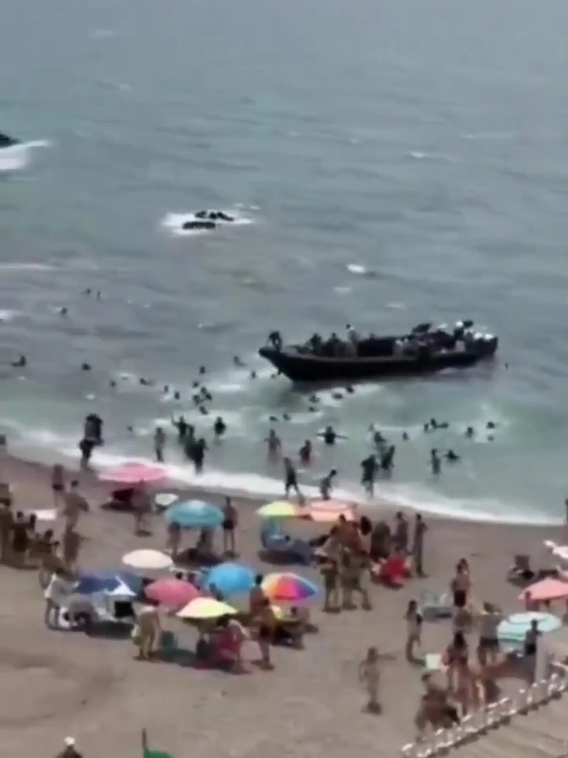 Spanien: Strandurlauber flüchten vor Migrantenboot