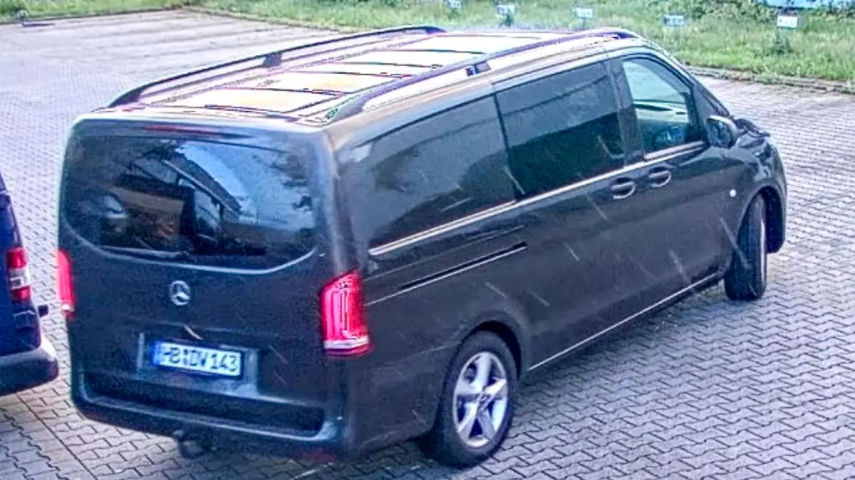 Yasemin Gündogan soll das Geld in diesem Mercedes Vito mit geklauten Kennzeichen weggebracht haben.