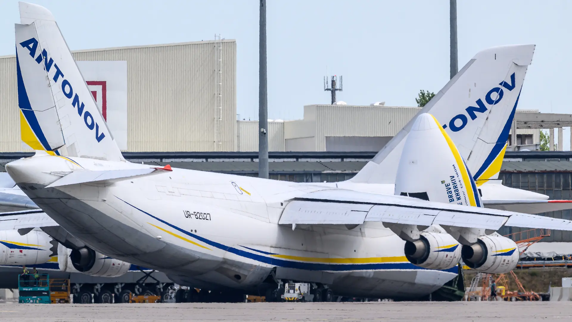 Ukrainische Antonov werden am Flughafen Leipzig/Halle gewartet. Nach dem Drohnenvorfall in der vergangenen Woche laufen die Ermittlungen. Die für einen Angriff ausgerüstete Drohne war nach Angaben aus Sicherheitskreisen nahe einer ukrainischen Transportmaschine sichergestellt worden. Die Sicherheitsbehörden sind alarmiert, die Drohnenabwehr der Bundespolizei soll ausgebaut werden.