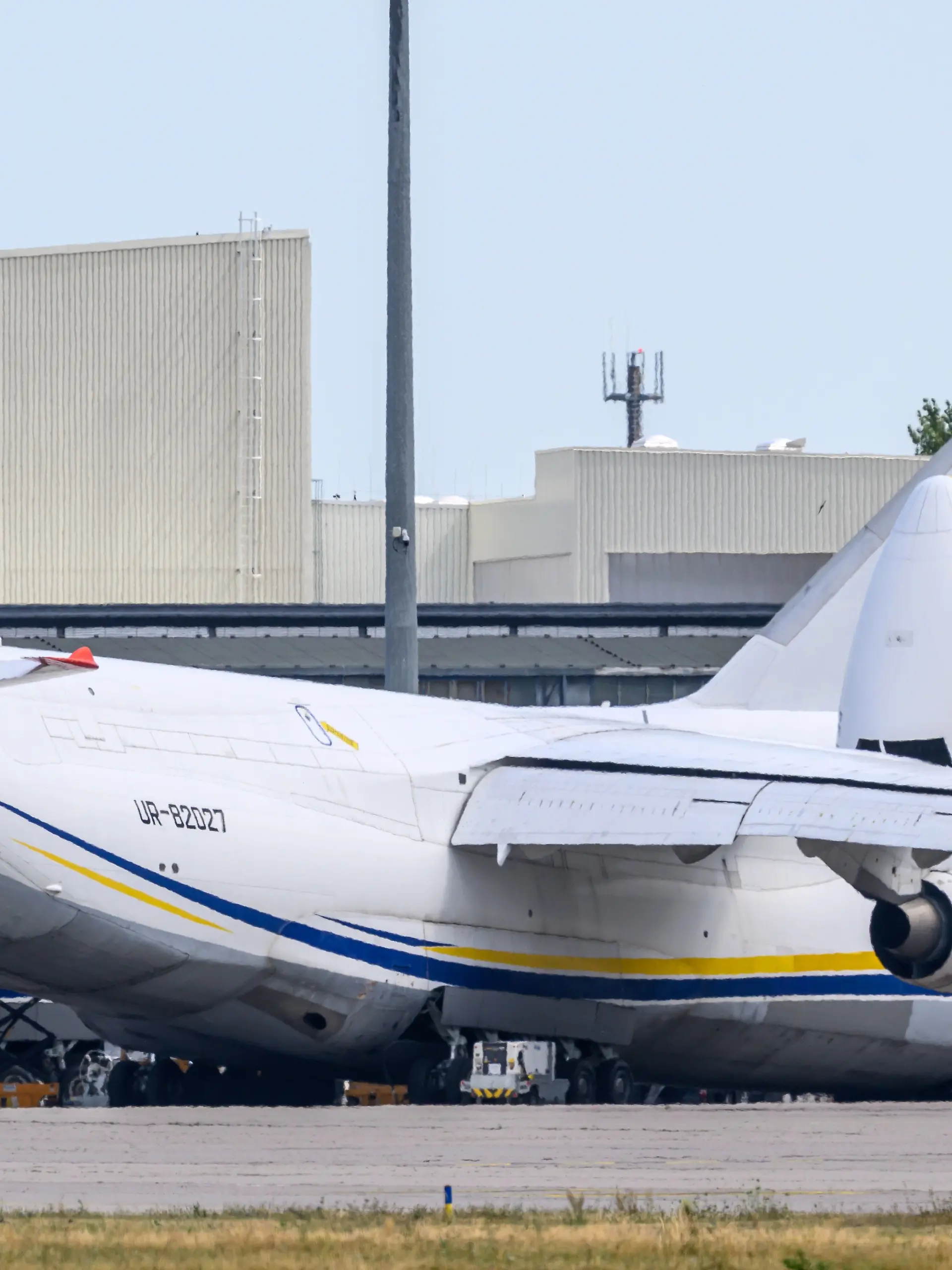 Ukrainische Antonov werden am Flughafen Leipzig/Halle gewartet. Nach dem Drohnenvorfall in der vergangenen Woche laufen die Ermittlungen. Die für einen Angriff ausgerüstete Drohne war nach Angaben aus Sicherheitskreisen nahe einer ukrainischen Transportmaschine sichergestellt worden. Die Sicherheitsbehörden sind alarmiert, die Drohnenabwehr der Bundespolizei soll ausgebaut werden.