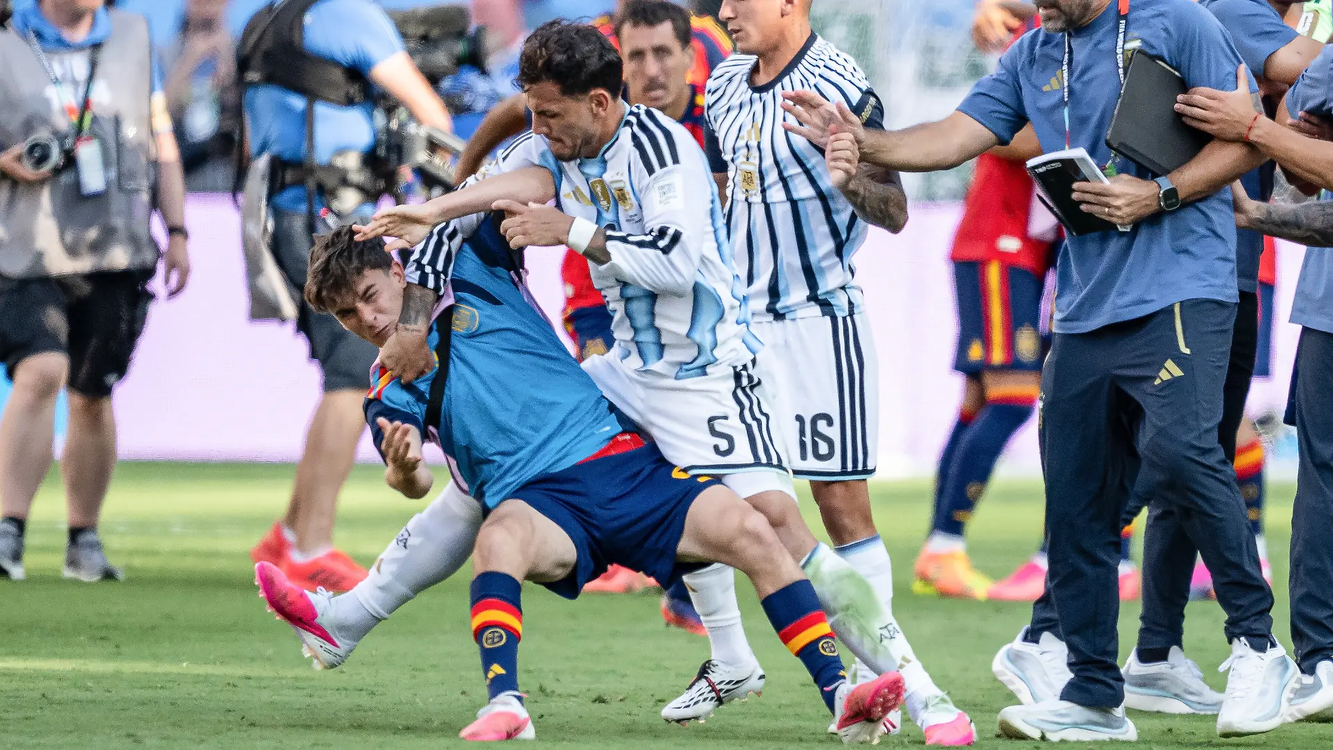 Leandro Paredes of Argentina (5) gets violent against Gavi of Spain (9) GES/ Fussball/ Fussball Weltmeisterschaft 2026: Finale: Spain - Argentinien, 19.07.2026 Football / Soccer: FIFA World Cup 2026: Final: Spain vs Argentina, East Rutherford, New Jersey, July 19, 2026