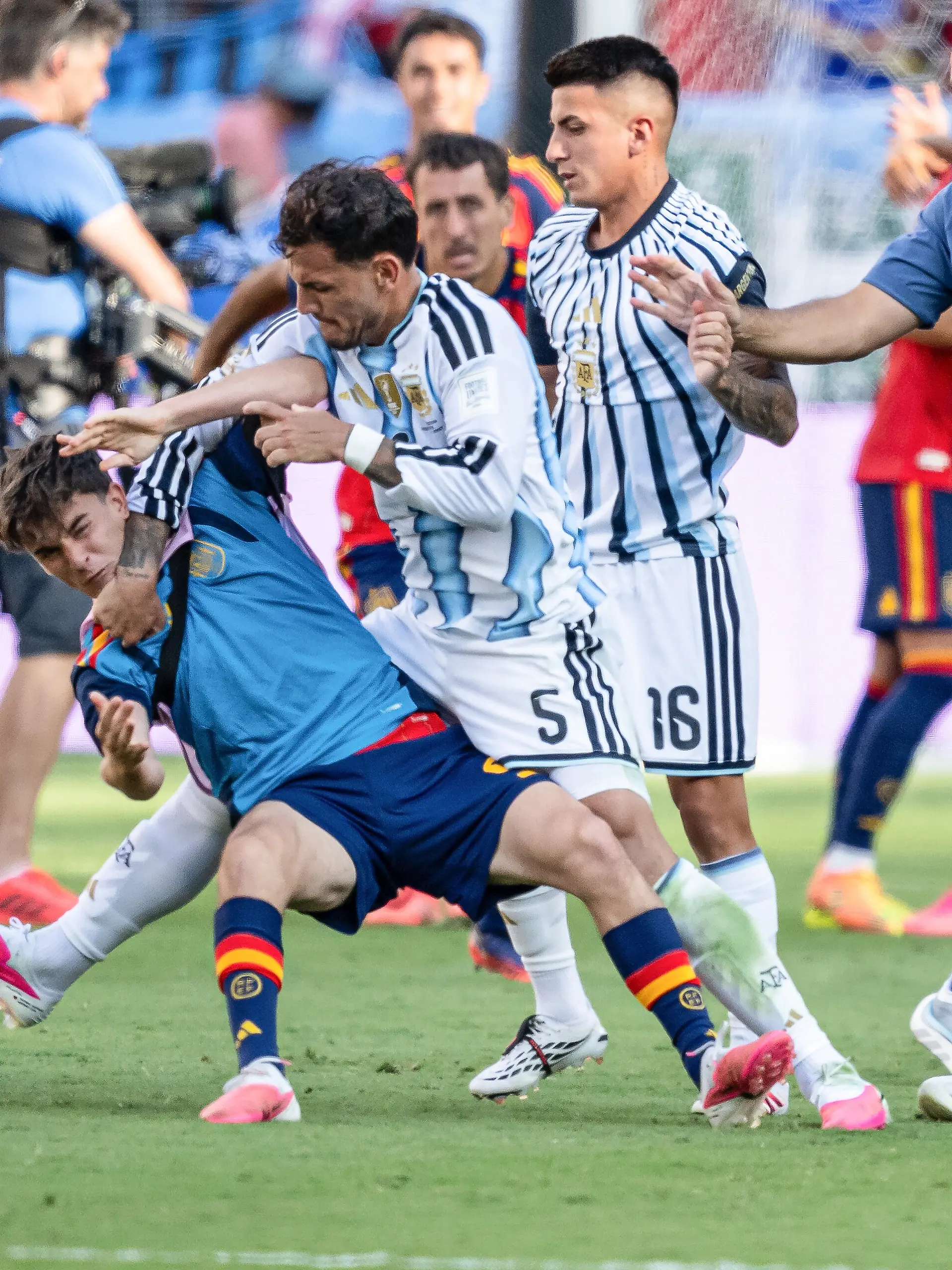 Leandro Paredes of Argentina (5) gets violent against Gavi of Spain (9) GES/ Fussball/ Fussball Weltmeisterschaft 2026: Finale: Spain - Argentinien, 19.07.2026 Football / Soccer: FIFA World Cup 2026: Final: Spain vs Argentina, East Rutherford, New Jersey, July 19, 2026