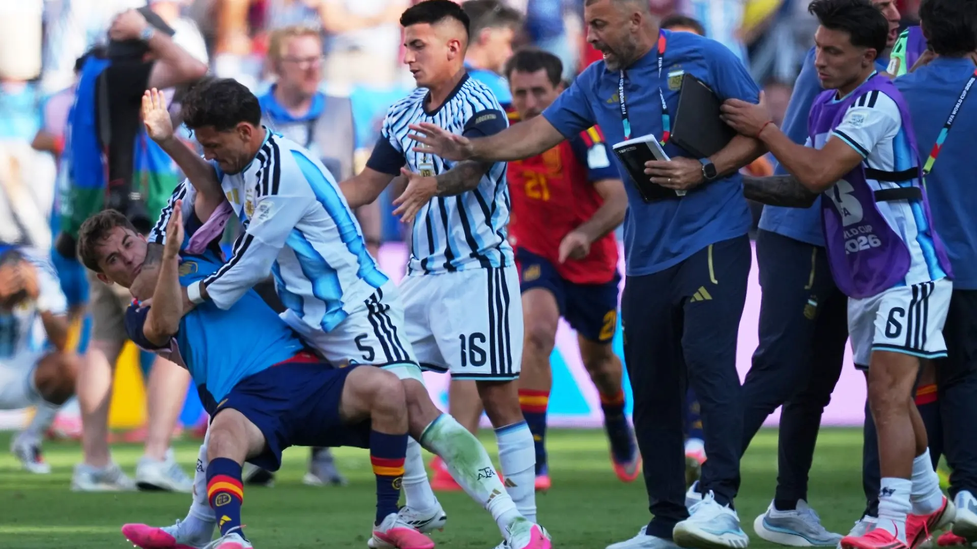 Gavi (l) und Leandro Paredes (2.v.l.) gerieten nach dem WM-Finale aneinander. (Archivbild)