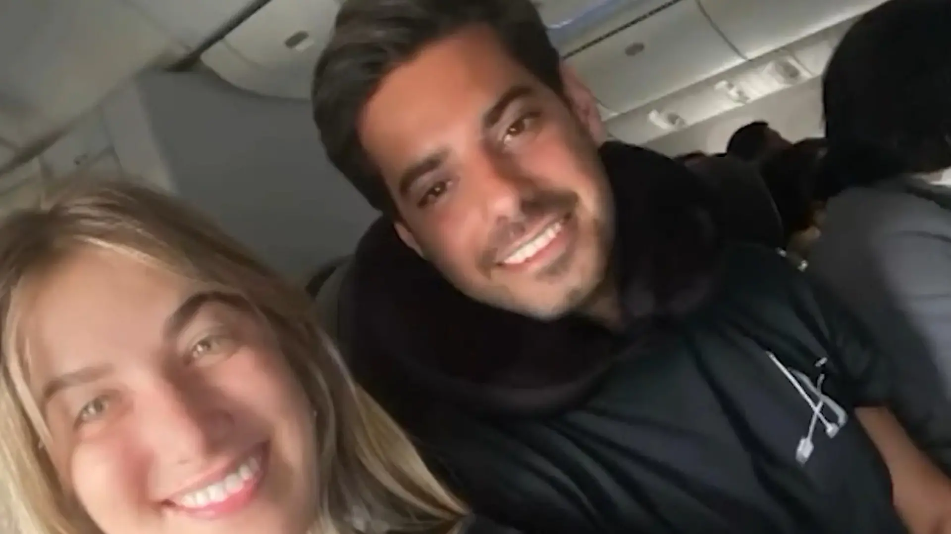 Frau verliebt sich in Sitznachbarn – und heiratet ihn zwei Jahre später! Erster Kuss im Flugzeug