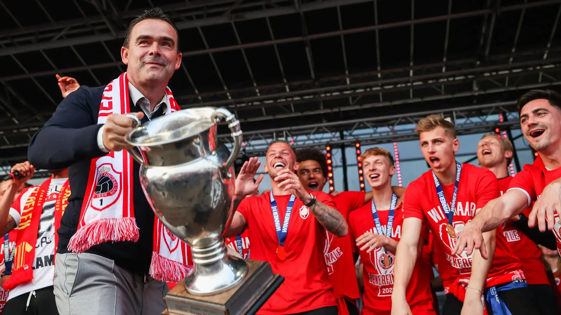 ANTWERPEN, BELGIUM - APRIL 30 : Marc Overmars celebrating with the cup at the Bosuil Stadium of Royal Antwerp Football Club to celebrate their victory in the Croky Cup. Pictured on April 30, 2023 in Antwerpen, Belgium - 30/04/2023 RAFC Fans Croky Cup PhotoNews/Panoramic PUBLICATIONxINxGERxSUIxAUTxHUNxONLY