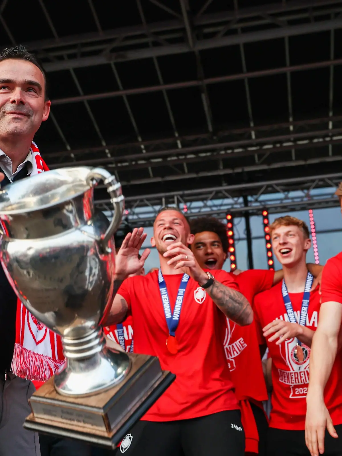 ANTWERPEN, BELGIUM - APRIL 30 : Marc Overmars celebrating with the cup at the Bosuil Stadium of Royal Antwerp Football Club to celebrate their victory in the Croky Cup. Pictured on April 30, 2023 in Antwerpen, Belgium - 30/04/2023  RAFC Fans Croky Cup PhotoNews/Panoramic PUBLICATIONxINxGERxSUIxAUTxHUNxONLY