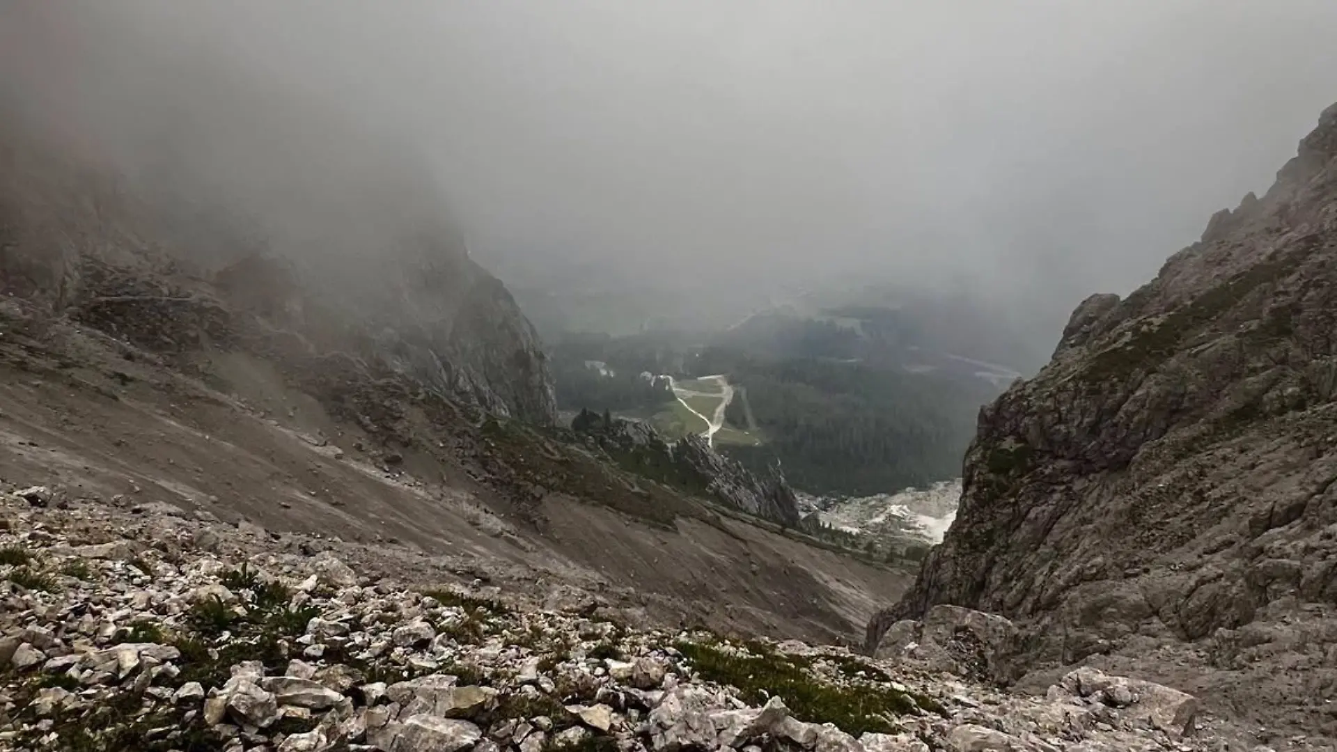 Familie mit zwei kleinen Kindern sitzt in den Dolomiten fest – Nebel erschwert Rettungsaktion
