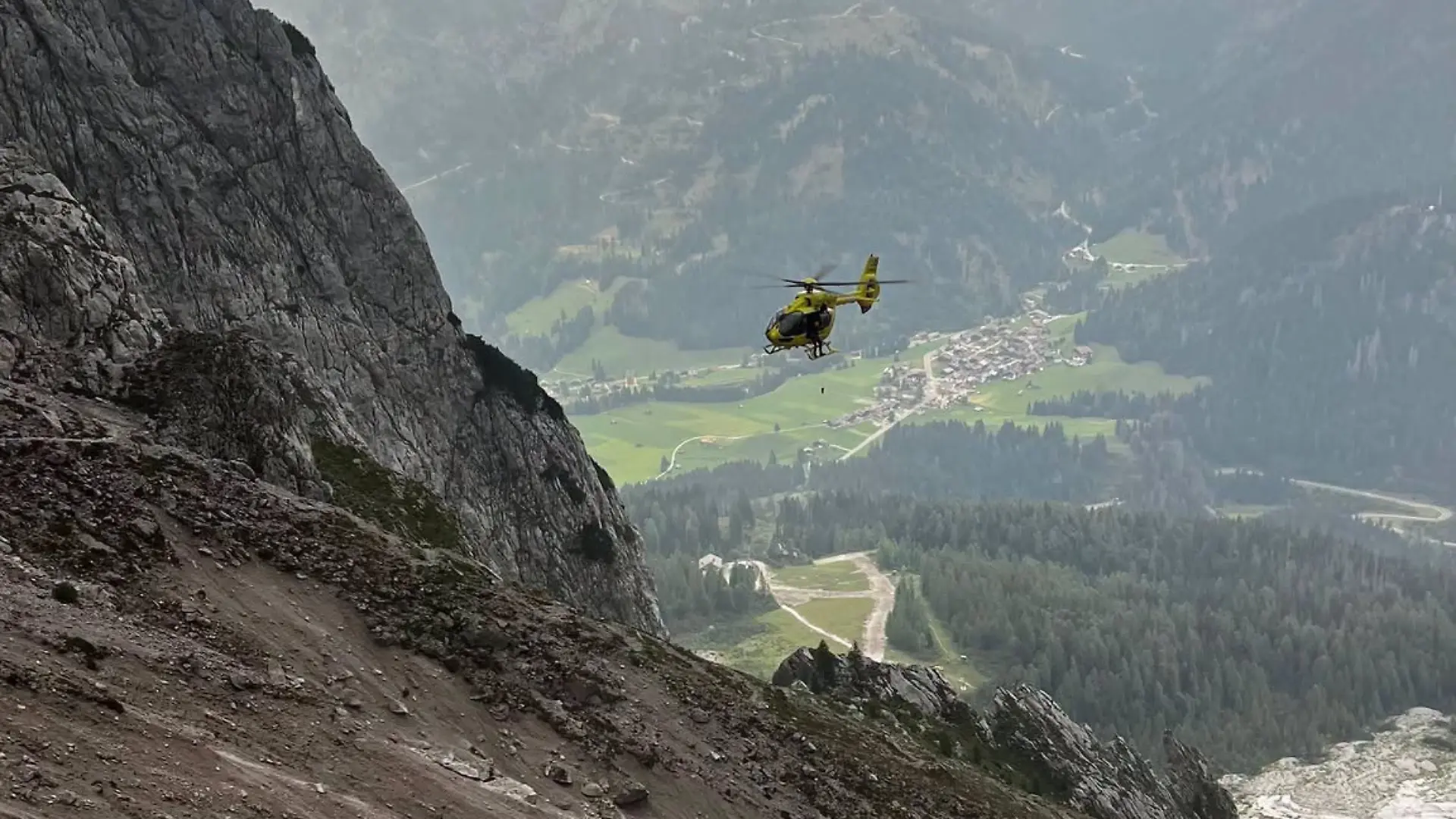 Die Rettung der Familie in den Dolomiten wird durch den Nebel erschwert. Der Hubschrauber kann nur bei Wolkenlücken fliegen.
