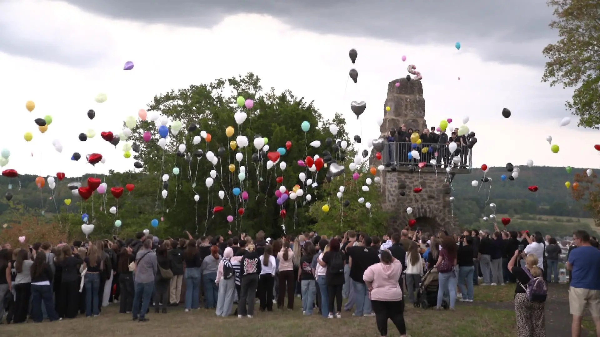 Nach tödlichem Unfall in Nidda: Freunde lassen Ballons für die Opfer steigen