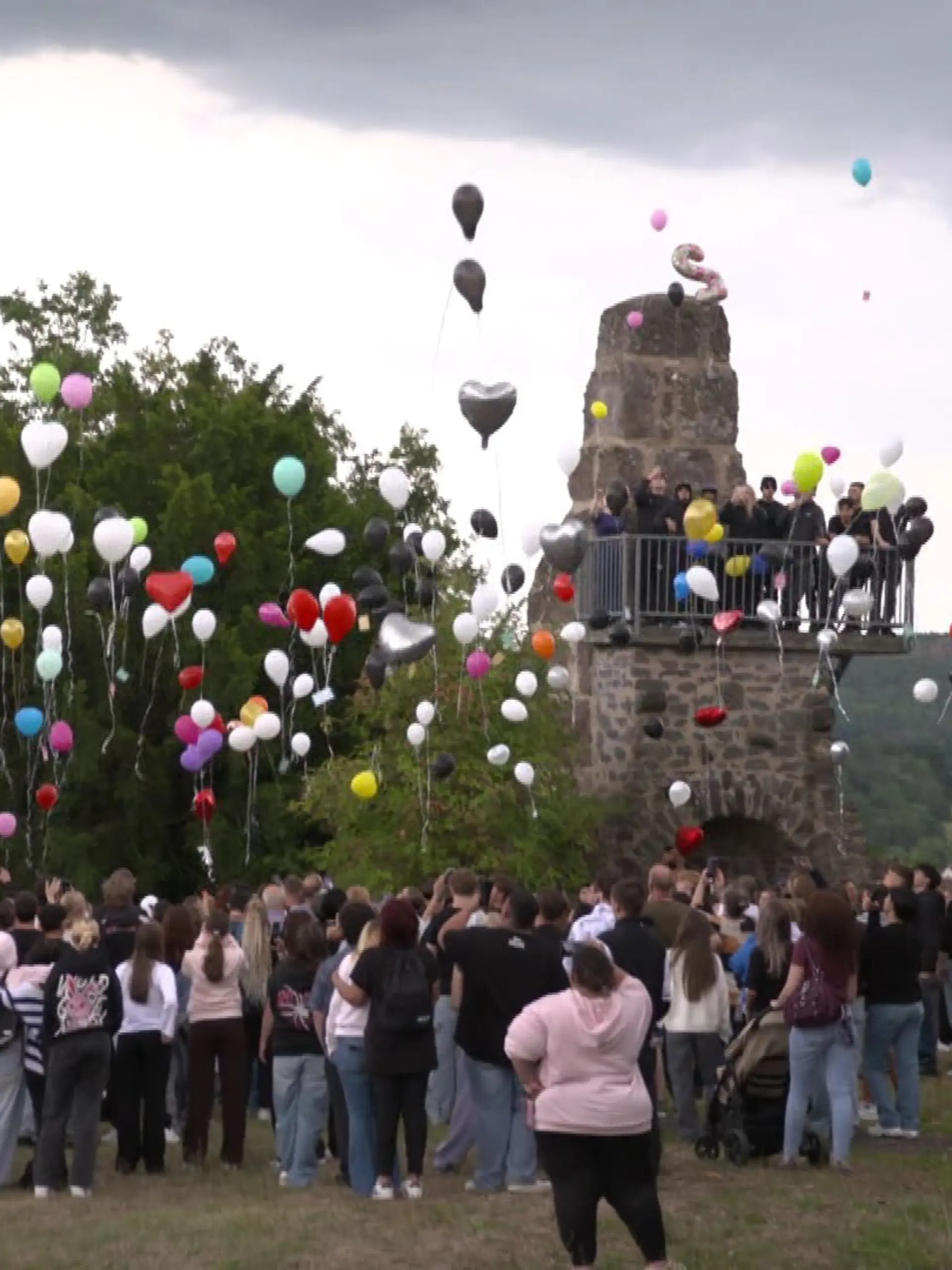 Nach tödlichem Unfall in Nidda: Freunde lassen Ballons für die Opfer steigen