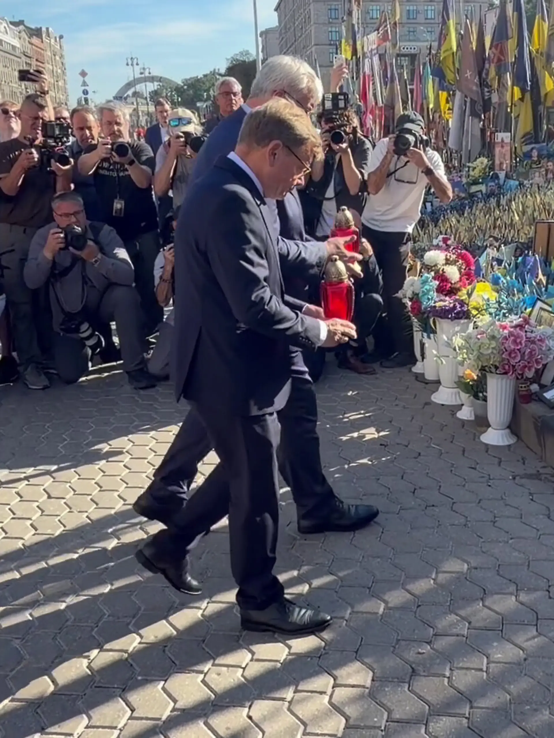 Bundesaußenminister Johann Wadephul (CDU, M. vorne) stellt zusammen mit dem ukrainischen Außenminister Andrij Sybiha Kerzen auf dem Maidan an der nationalen Gedenkstätte für die Gefallenen auf, um den ukranischen Opfern des Krieges die Ehre zu erweisen und ihrer zu gedenken (Screenshot aus einem Video).