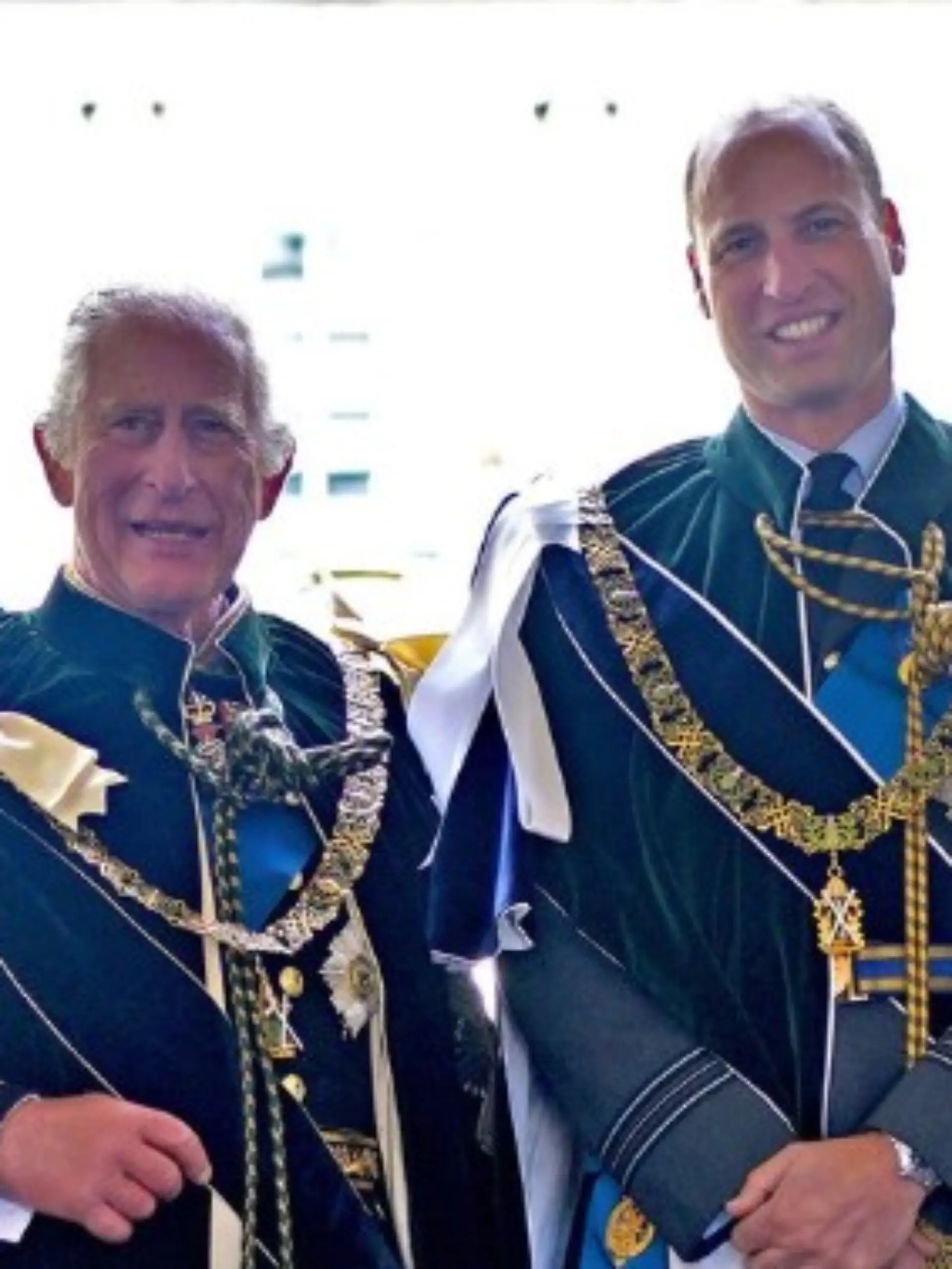 Königin Camilla (v.l.), König Charles, Prinz William und Prinzessin Kate ziehen an einem Strang.