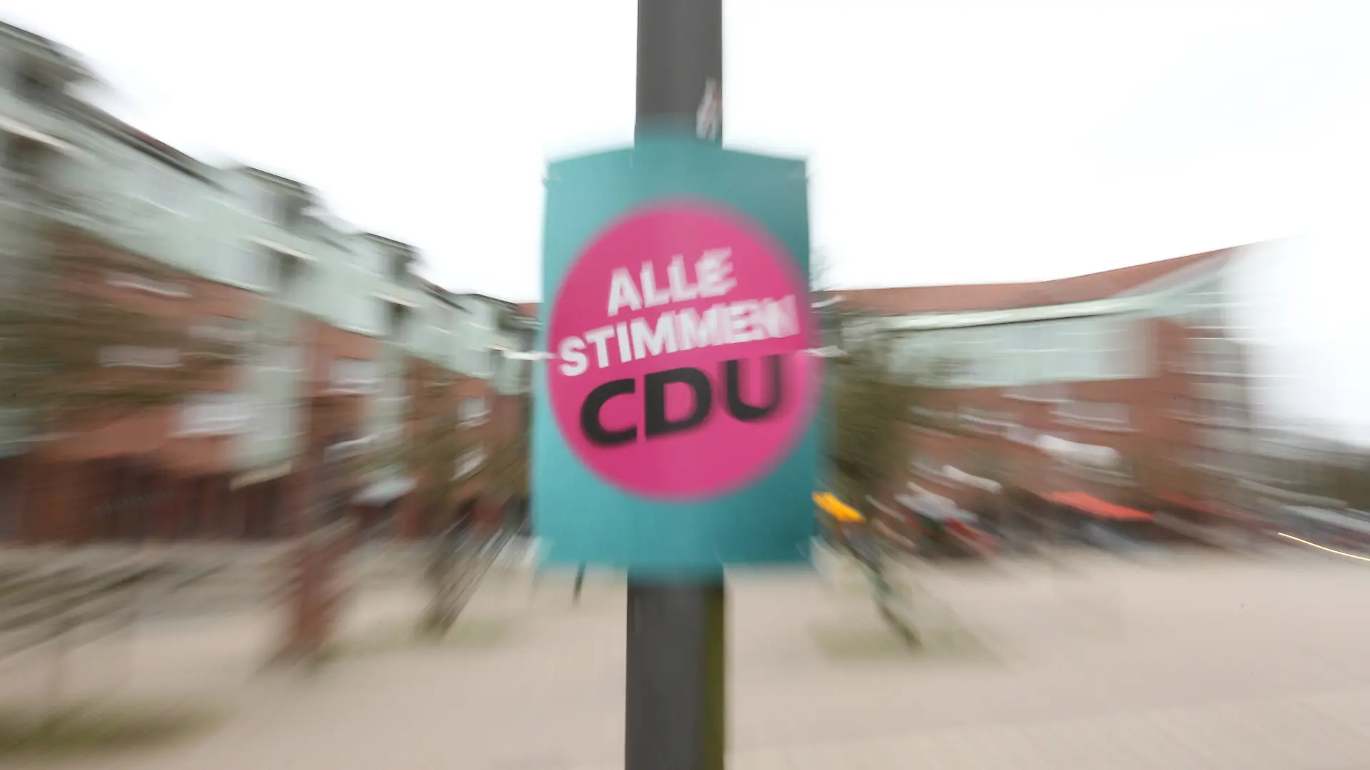 Ein Wahlplakat der Partei CDU wurde an einem Laternenpfahl befestigt. Die Partei verpasste in Hamburg die erhoffte Wachablösung, ist nun aber zumindest zweitstärkste Kraft hinter der SPD. Symbolbild/Symbolfoto. Schnelsen Hamburg *** An election poster of the CDU party was attached to a lamppost The party missed the hoped-for change of guard in Hamburg, but is now at least the second strongest force behind the SPD Symbol image Symbol photo Schnelsen Hamburg