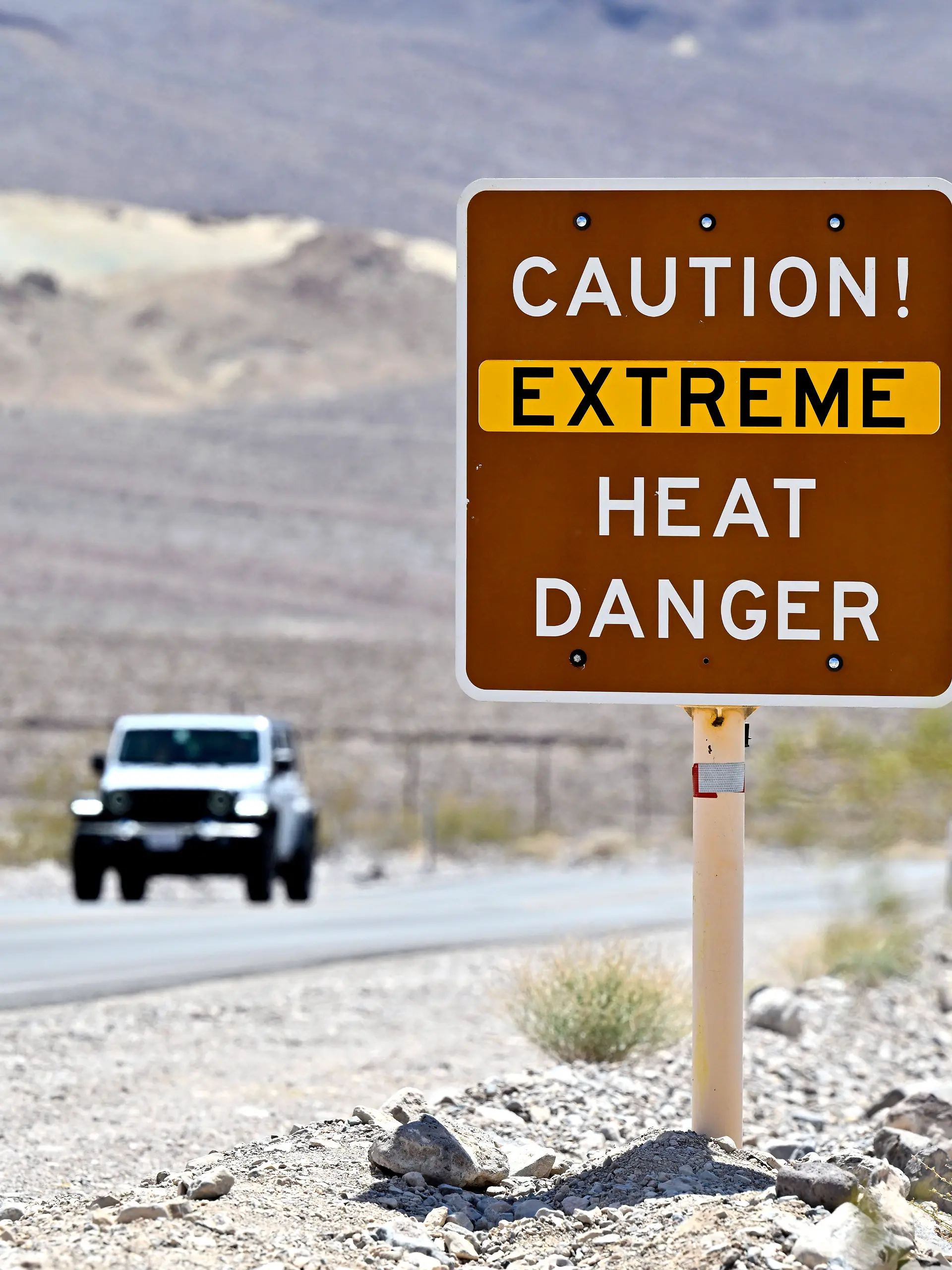Bilder des Jahres 2023, News 07 Juli News Bilder des Tages News Themen der Woche KW28 July 16, 2023 - Death Valley National Park, California, U.S. - A car passes a sign warning of extreme heat danger in Death Valley National Park, California on July 16, 2021. An excessive heat warning was issued for much of the Southwest United States. Climate models almost unanimously predict that heat waves will become more intense and frequent as the planet continues to warm. Death Valley National Park USA - ZUMAbk3_ 20230716_zaf_bk3_009 Copyright: xDavidxBeckerx
