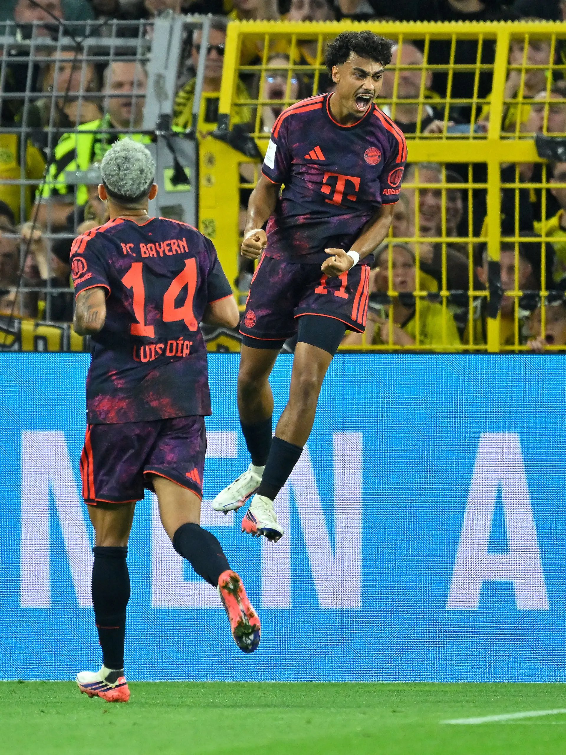 Dortmund, Signal-Iduna-Park, 22.08.26, GER, Herren, Franz-Beckenbauer-Supercup, Saison 2026, Borussia Dortmund - FC Bayern Muenchen Bild: Nathaniel BROWN (Muenchen) jubelt nach seinem Tor zum 0:1 DFL regulations prohibit any use of photographs as image sequences and/or quasi-video.