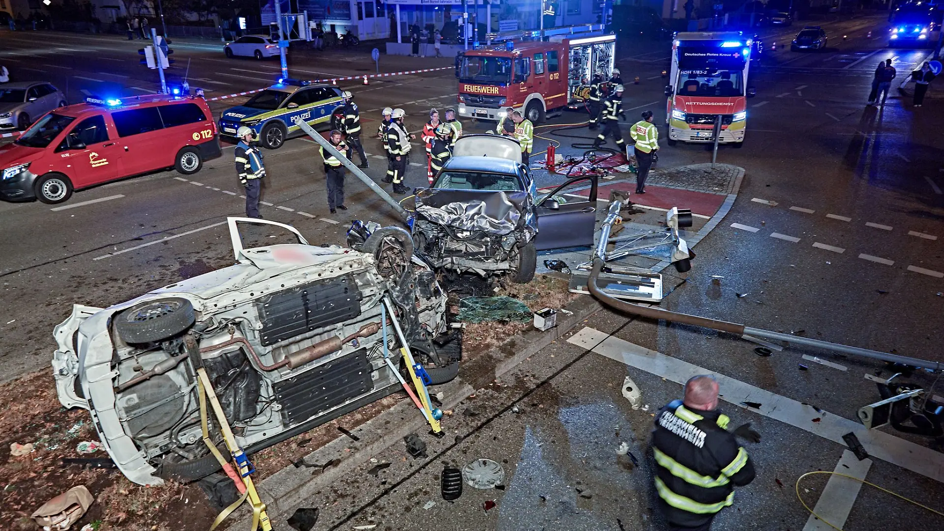 Ein Unfall im Westen Heidenheims hinterlässt ein großes Trümmerfeld. Mehrere Menschen werden verletzt.