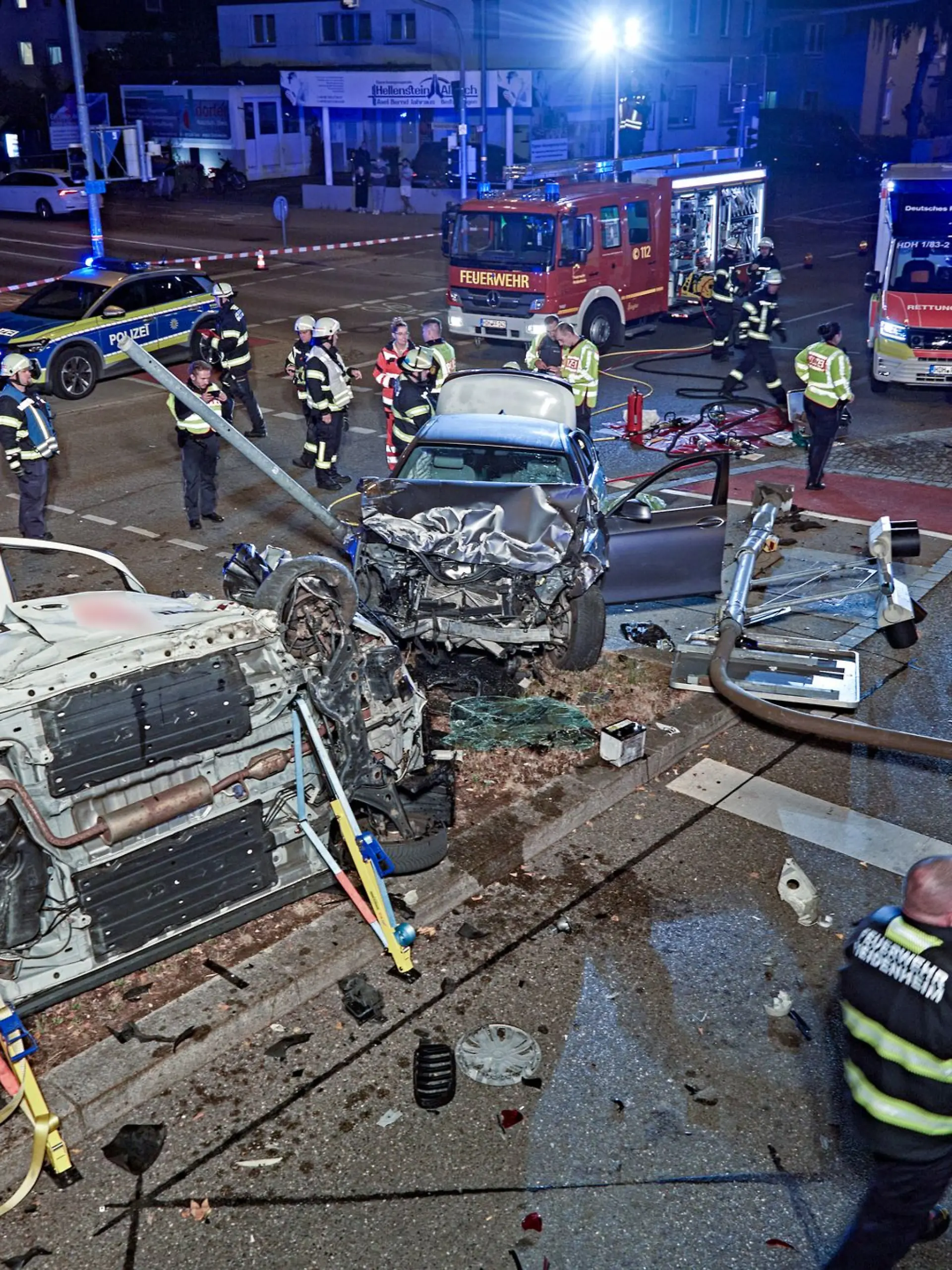 Ein Unfall im Westen Heidenheims hinterlässt ein großes Trümmerfeld. Mehrere Menschen werden verletzt.