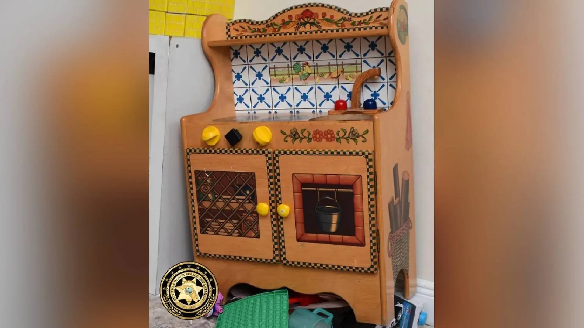In dieser Spielzeugküche war Briella eingeklemmt.