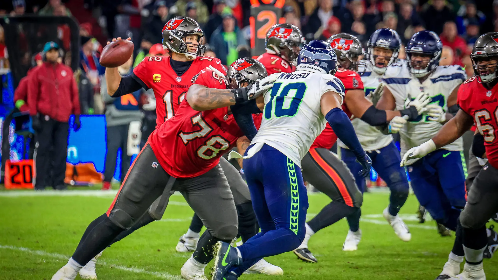 NFL, American Football Herren, USA Tampa Bay Buccaneers - Seattle Seahawks, München, 13.11.2022 Tom Brady Tampa Bay Buccaneers 12, Tampa Bay Buccaneers - Seattle Seahawks am 13.11.2022 in der Allianz Arena, München *** NFL, Tampa Bay Buccaneers Seattle Seahawks, Munich, 13 11 2022 Tom Brady Tampa Bay Buccaneers 12 , Tampa Bay Buccaneers Seattle Seahawks on 13 11 2022 at Allianz Arena, Munich, Germany. Copyright: xBEAUTIFULxSPORTS/MarcxJungex