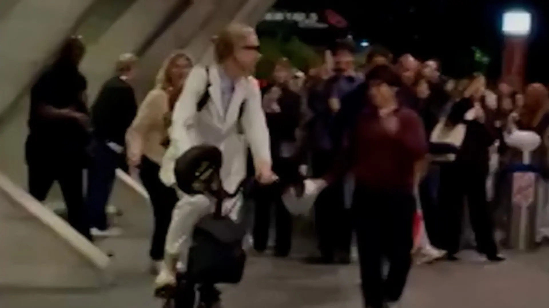 Hollywood-Schauspielerin radelt Fans vor der Nase davon – erkennt ihr sie? Autogramme? Heute nicht!