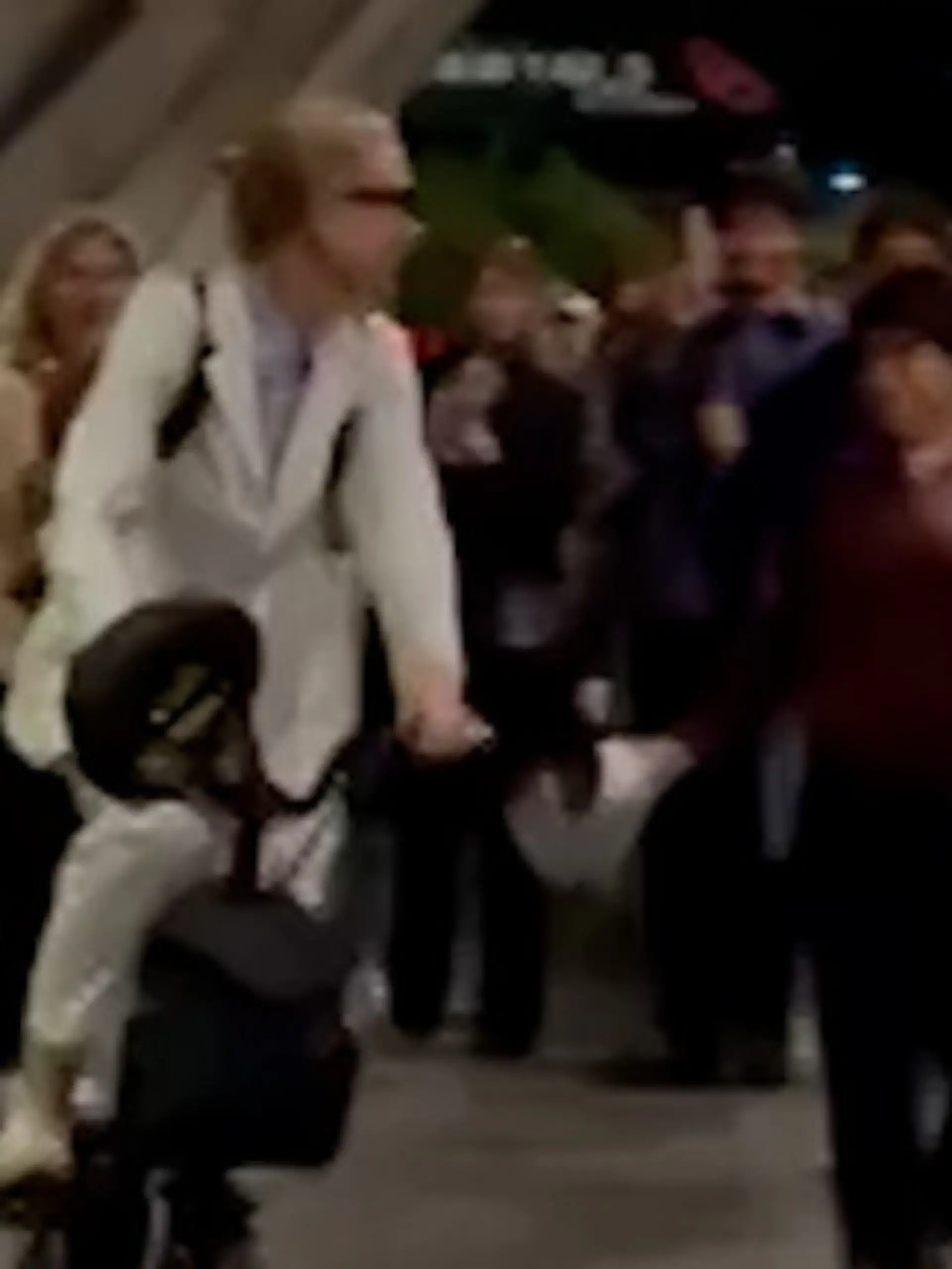 Bild zu: "Hollywood-Schauspielerin radelt Fans vor der Nase davon – erkennt ihr sie?"