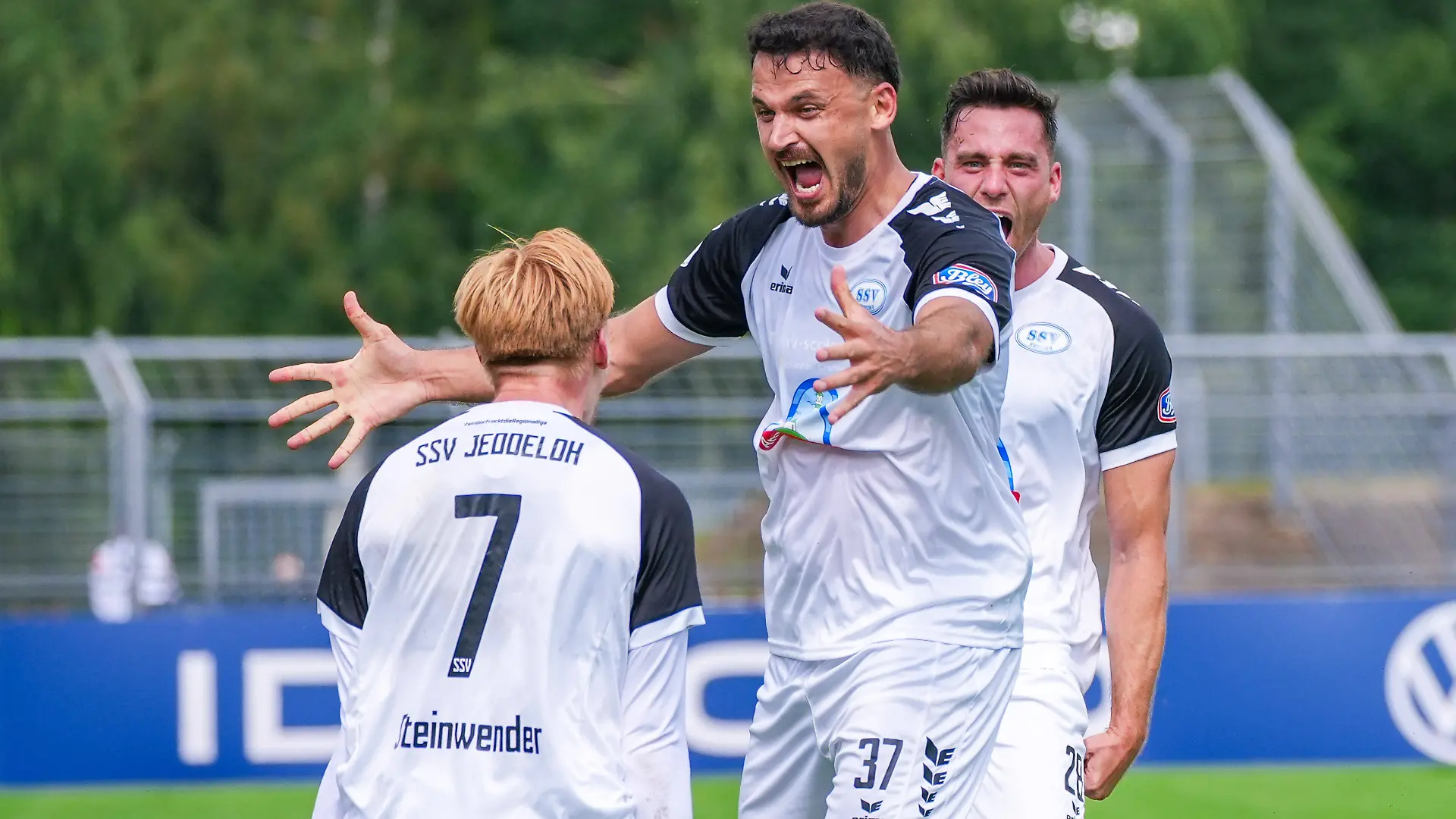 Torjubel zum 3:1 Führungstor von Haris Hyseni SSV Jeddeloh II, 37, Torjubel, Freude, Jubel, Emotion, Deutschland: Fussball, DFB Pokal, Saison 2026/27, 1. Runde, 23.08.2026, SSV Jeddeloh II vs 1. FC Heidenheim, Marschweg-Stadion Oldenburg, Niedersachsen *** Goal celebration after Haris Hyseni s goal to make it 31 for SSV Jeddeloh II, 37th minute, goal celebration, joy, cheering, emotion, German soccer, DFB Cup, 202627 season, First Round, August 23, 2026, SSV Jeddeloh II vs. 1. FC Heidenheim, Marschweg Stadium, Oldenburg, Lower Saxony Copyright: xLeonxFrickx