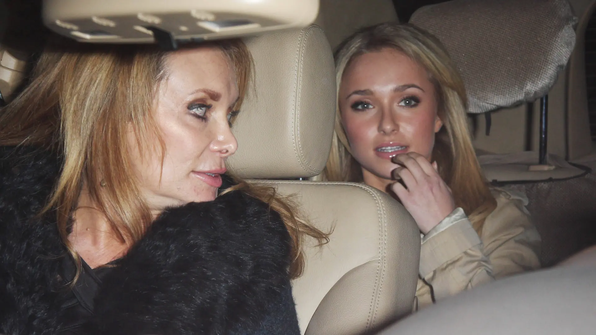 Hayden Panettiere and her Mom leave the new STK restaurant in Los Angeles 20034, LOS ANGELES, CALIFORNIA - Thursday February 14 2008. Heroes star Hayden Panettiere are her family leave the new STK restaurant in Los Angeles. Hayden was with her Mom, Lesley R. Vogel, a former soap opera actress, and her Dad, Alan Panettiere, a fire department lieutenant and her younger brother Jansen. ***FEE MUST BE AGREED PRIOR TO USAGE***, Credit:Anthony, PacificCoastNews.com / Avalon USA, Los Angeles PUBLICATIONxNOTxINxUKxFRAxUSA Copyright: xAnthony,xPacificCoastNews.comx/xAvalonx 0523365192