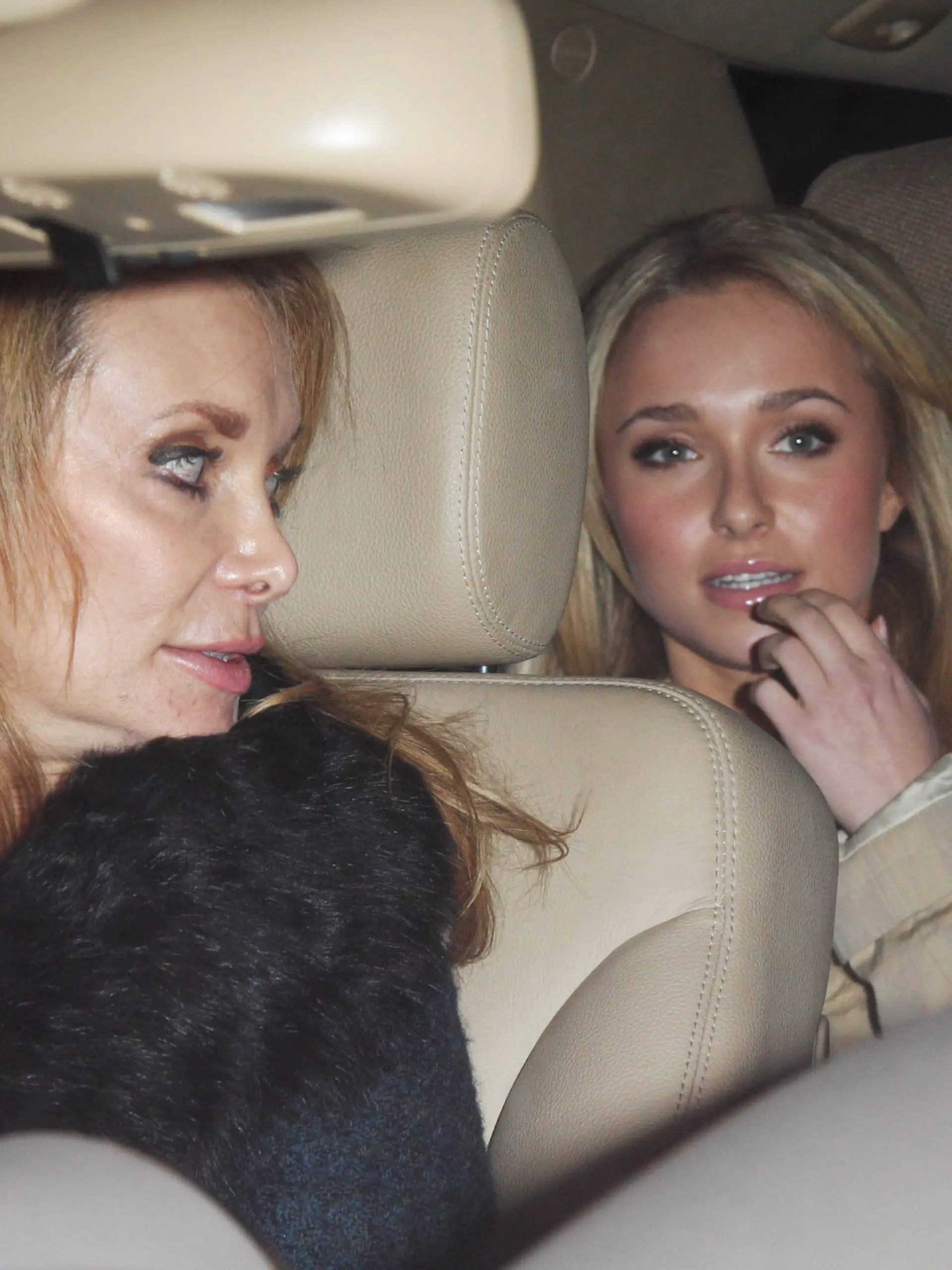 Hayden Panettiere and her Mom leave the new STK restaurant in Los Angeles 20034, LOS ANGELES, CALIFORNIA - Thursday February 14 2008. Heroes star Hayden Panettiere are her family leave the new STK restaurant in Los Angeles. Hayden was with her Mom, Lesley R. Vogel, a former soap opera actress, and her Dad, Alan Panettiere, a fire department lieutenant and her younger brother Jansen. ***FEE MUST BE AGREED PRIOR TO USAGE***, Credit:Anthony, PacificCoastNews.com / Avalon USA, Los Angeles PUBLICATIONxNOTxINxUKxFRAxUSA Copyright: xAnthony,xPacificCoastNews.comx/xAvalonx 0523365192