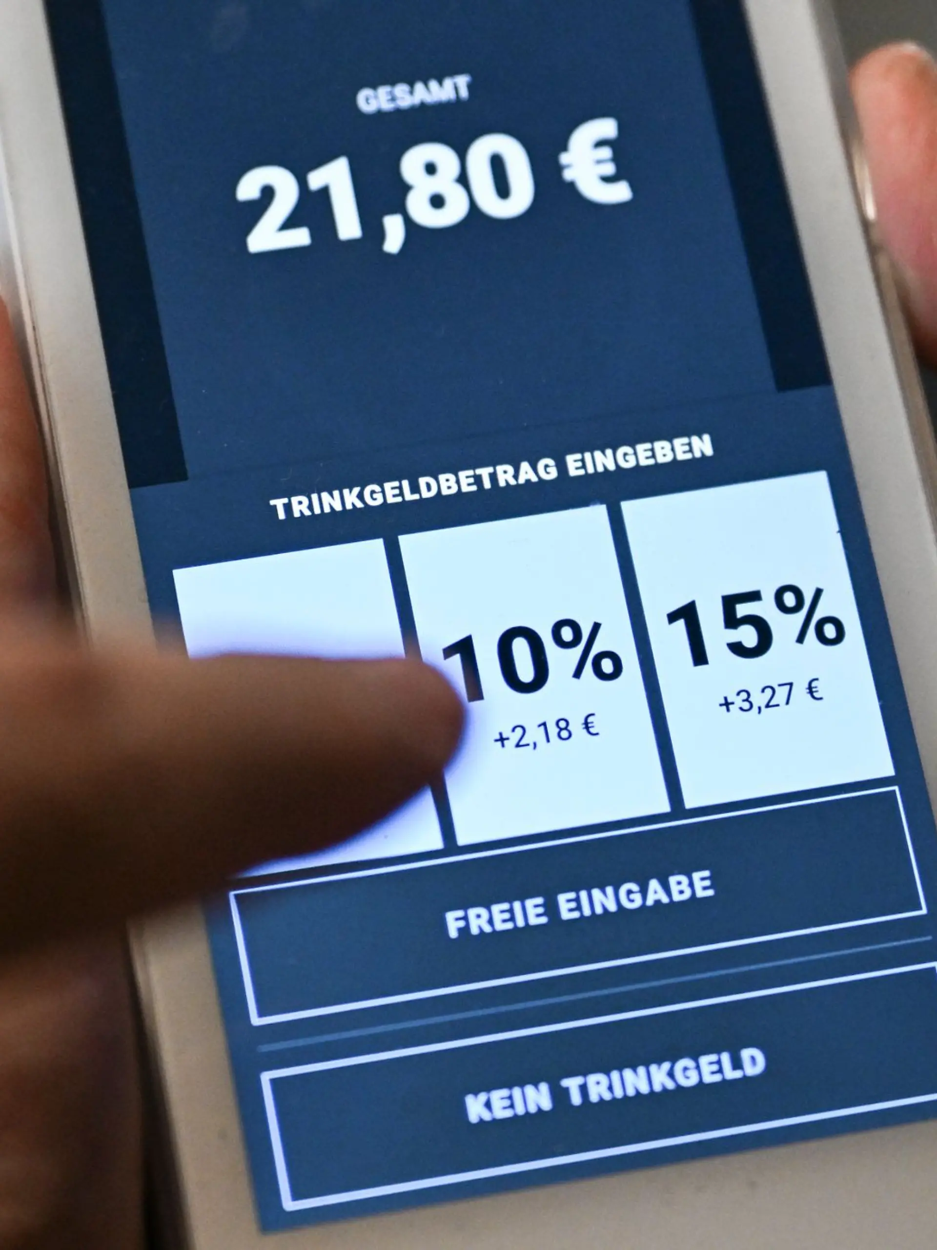Bild zu: "„Man fühlt sich gezwungen“ – Trinkgeld am Kartengerät verärgert viele Gäste"