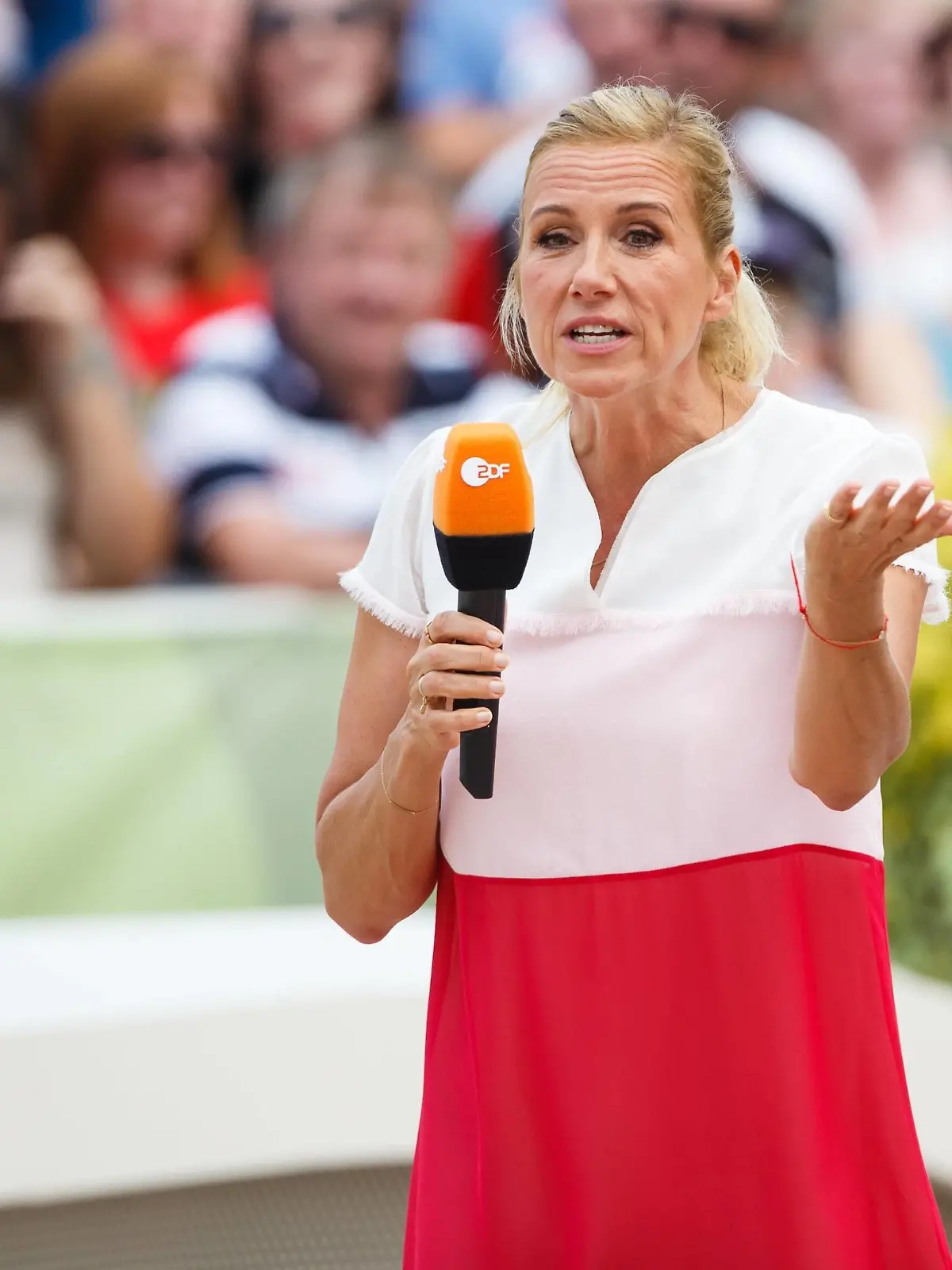 Mainz ZDF Fernsehgarten, 15.07.2018 Andrea Kiewel (Moderatorin), ZDF Fernsehgarten, 15.07.2018, Foto Eibner *** Mainz ZDF Fernsehgarten 15 07 2018 Andrea Kiewel Presenter ZDF Fernsehgarten 15 07 2018 Photo Eibner Copyright: xEIBNER/AlexanderxNeisx EP_ANS  