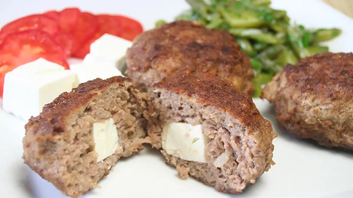 Leckere Bifteki - traditionell griechische Hackfleisch-Buletten - lassen sich ganz einfach zubereiten.