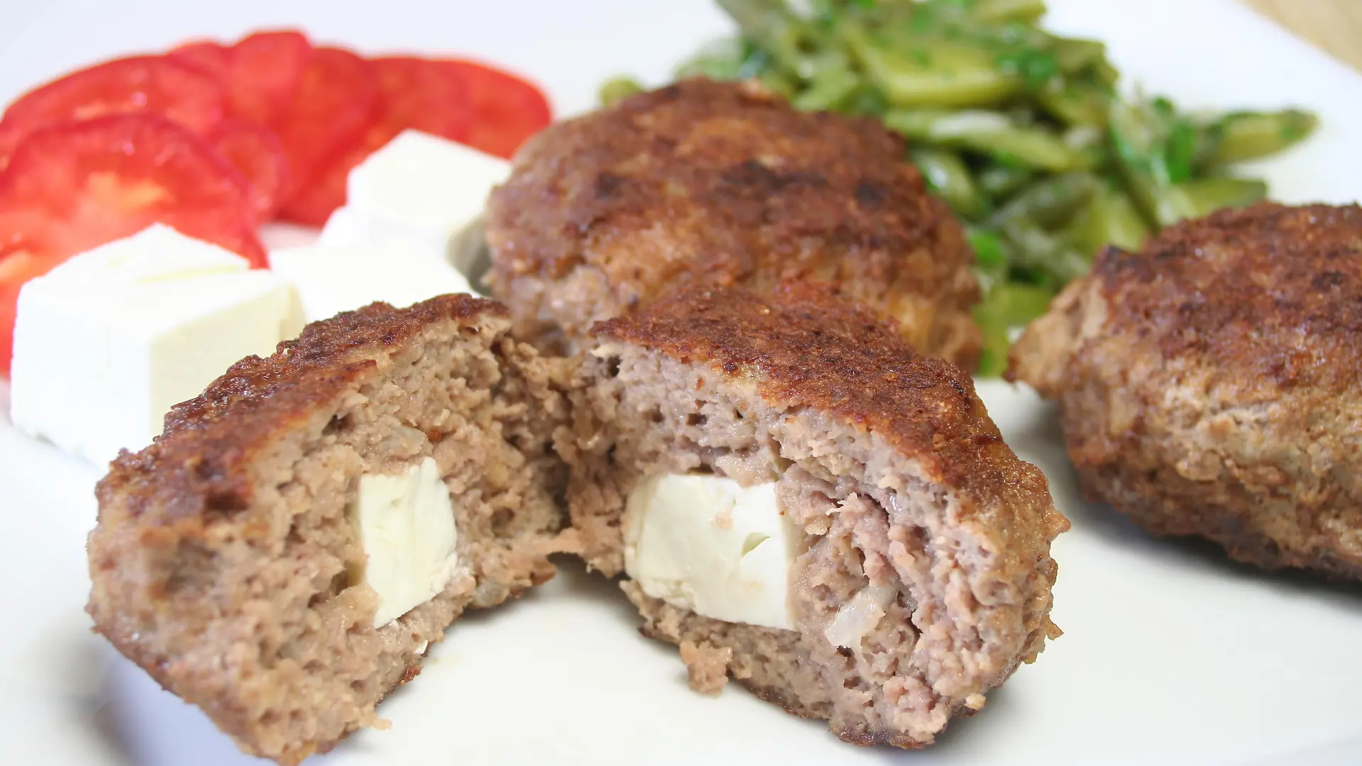 Leckere Bifteki - traditionell griechische Hackfleisch-Buletten - lassen sich ganz einfach zubereiten.