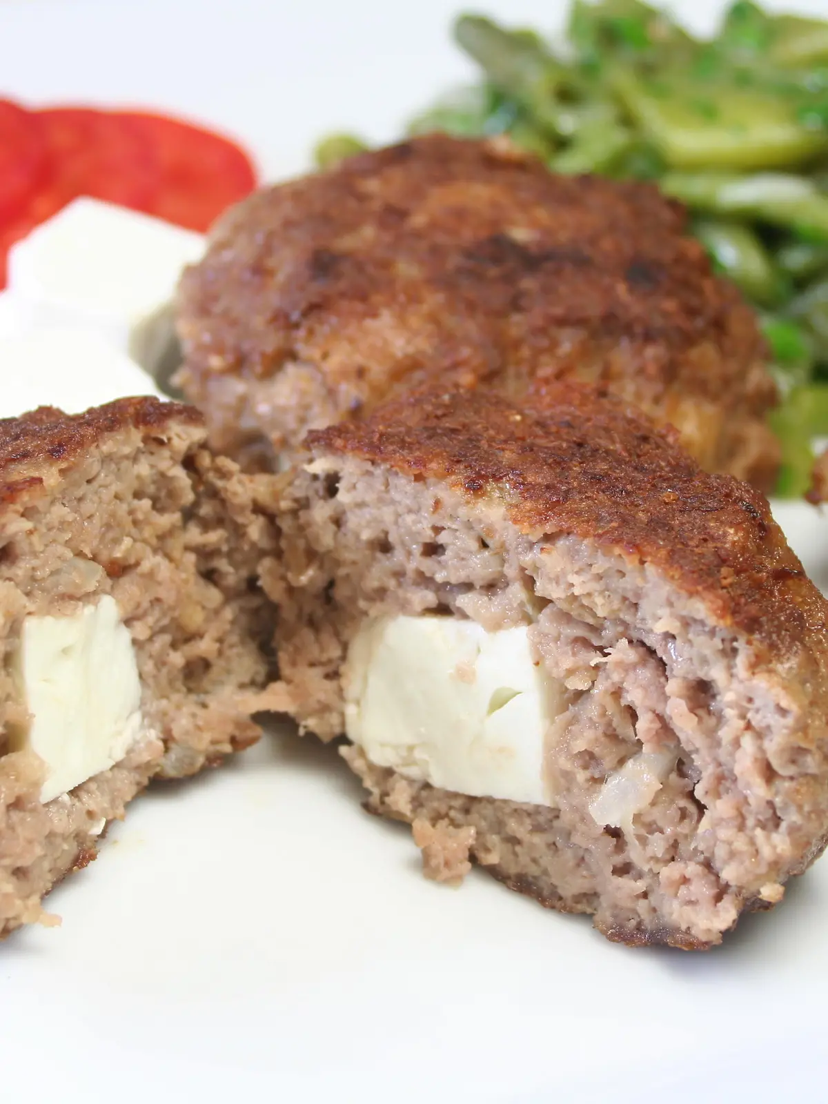Leckere Bifteki - traditionell griechische Hackfleisch-Buletten - lassen sich ganz einfach zubereiten.
