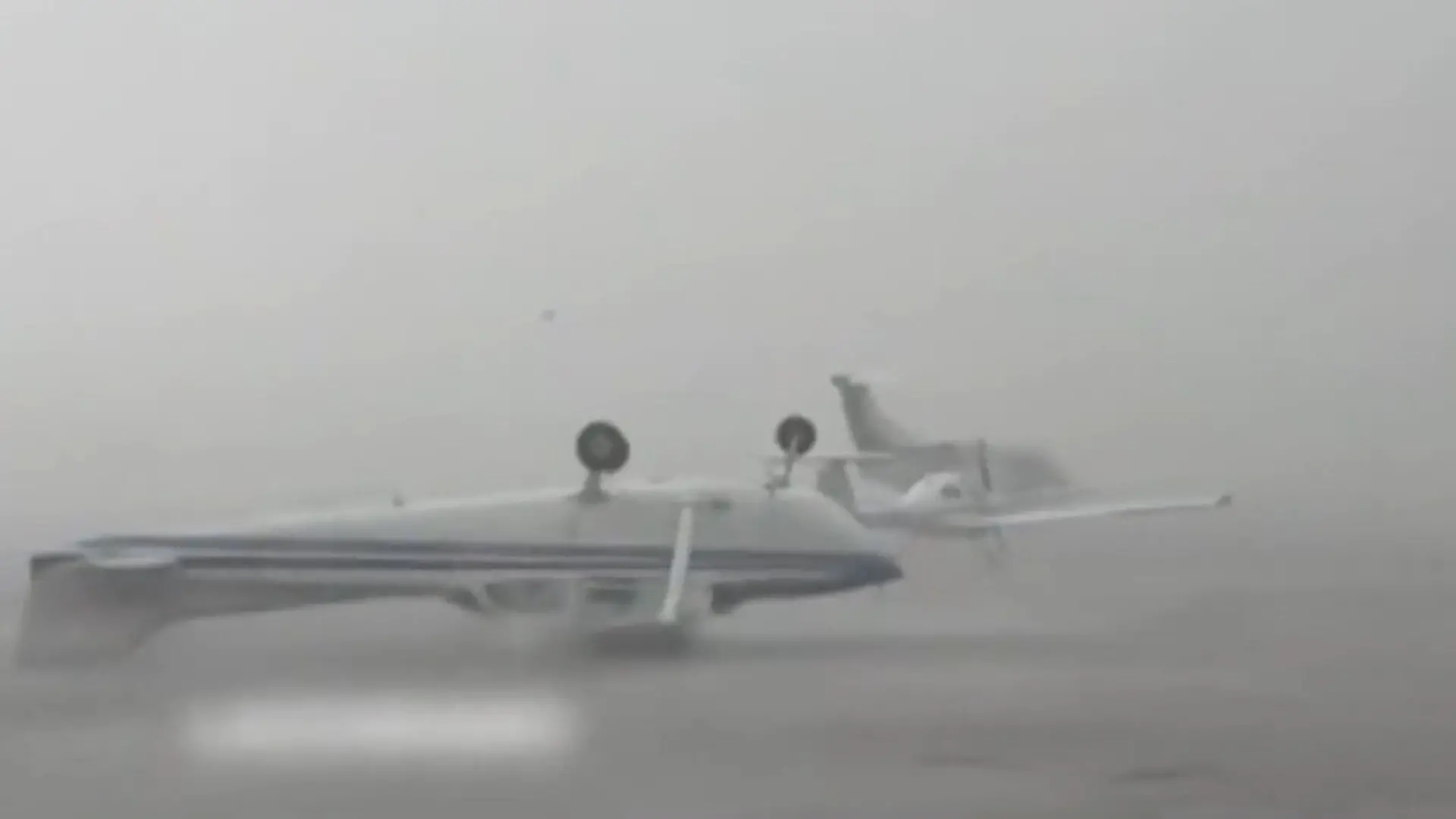 Heftige Unwetter in Italien! Sturm wirft Flugzeug um Über 1.000 Einsätze