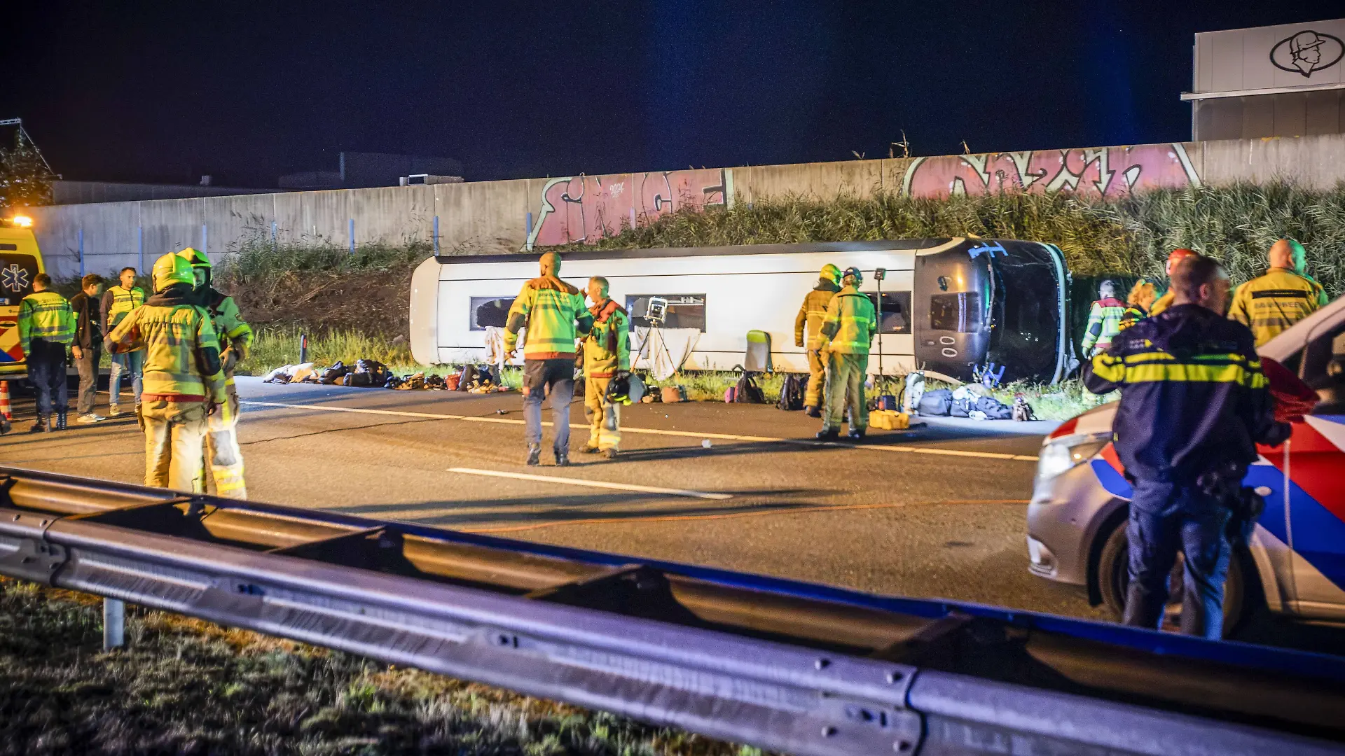 Der Reisebus liegt nach dem schweren Unfall auf der Seite