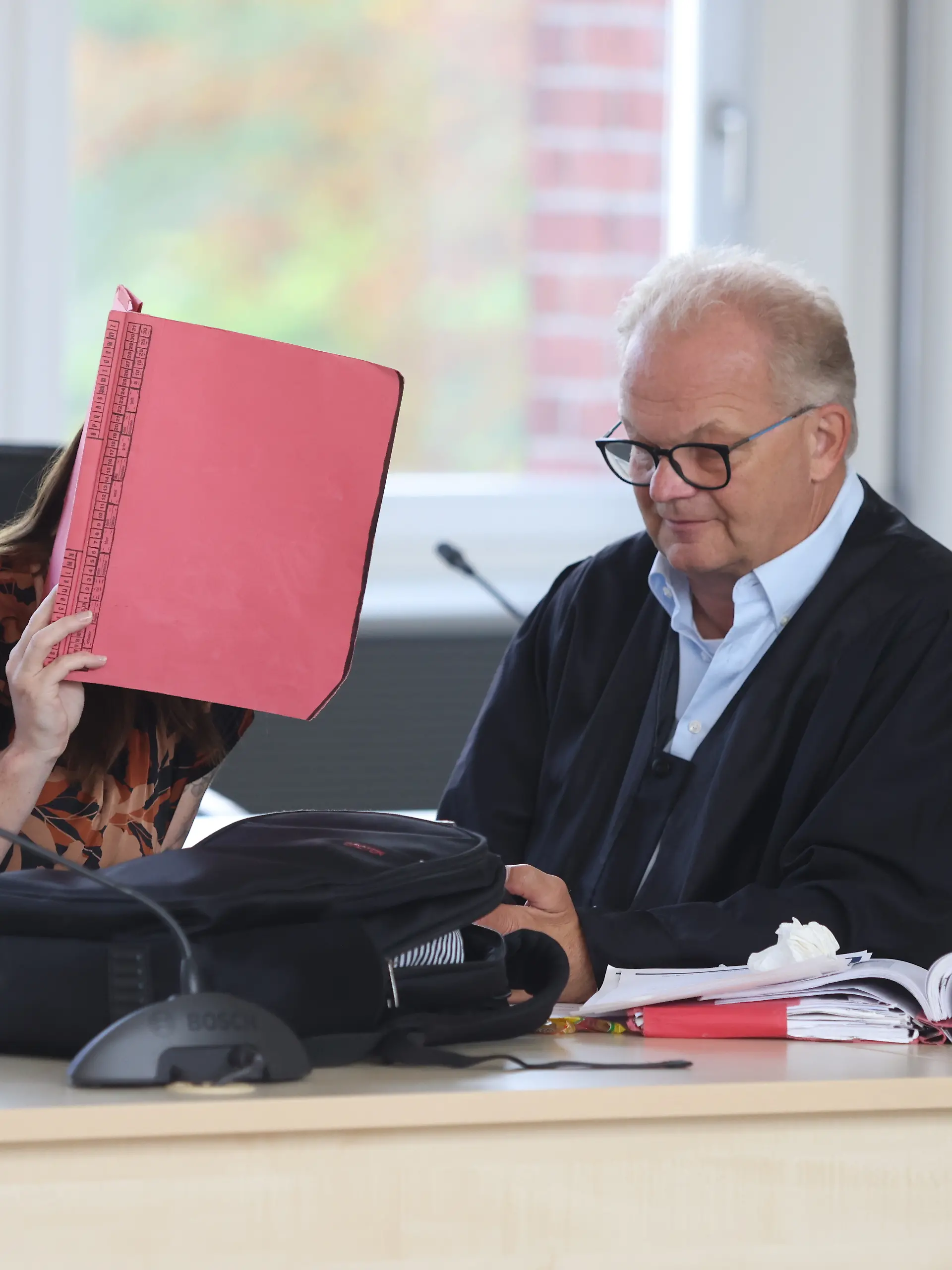Die Angeklagte (l) und ihr Anwalt Thomas Löcker sitzen im Verhandlungssaal des Landgerichts Rostock vor dem Beginn der Fortsetzung im Verfahren wegen Mordes im Fall Fabian. Der Angeklagten wird vorgeworfen, am 10.10.2025 heimtückisch und aus sonst niedrigen Beweggründen den zur Tatzeit achtjährigen Fabian aus Güstrow getötet zu haben. +++ dpa-Bildfunk +++
