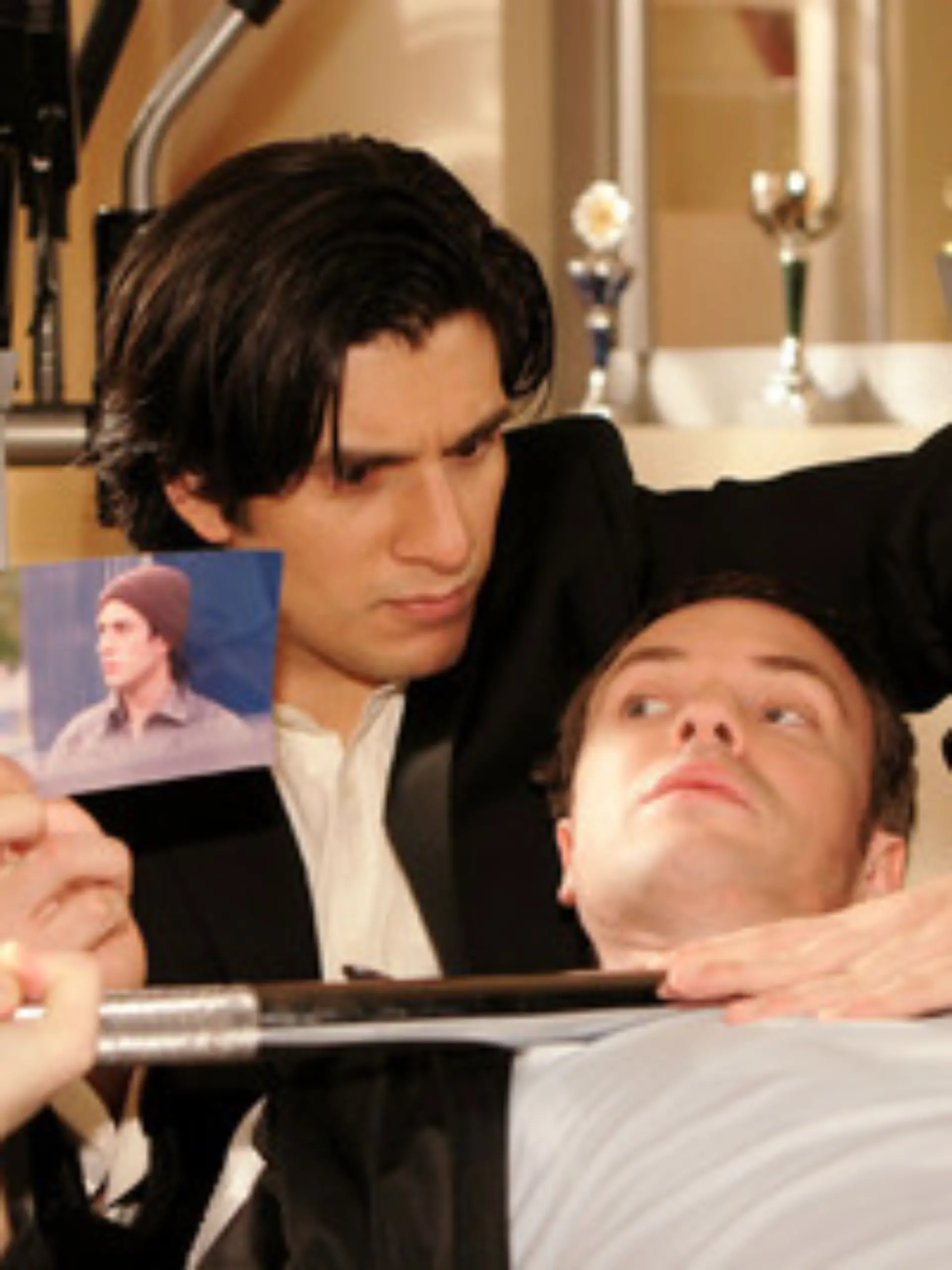Maximilian (Francisco Medina, l.) bedroht Axel (Daniel Aichinger) während seines Trainings.