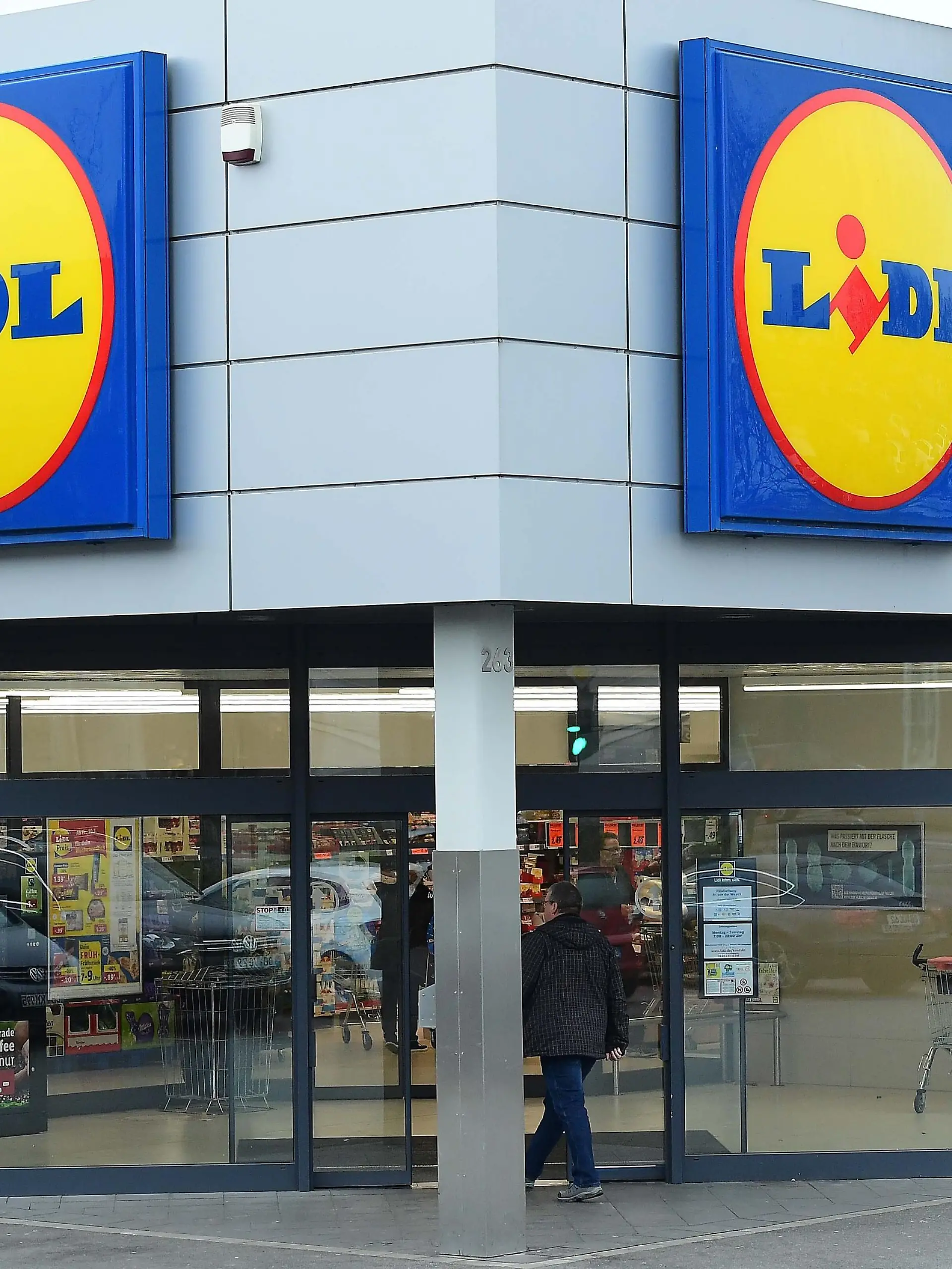 LIDL Filiale am 20.03.2020 in Oberhausen Lidl ist ein Discountunternehmen mit Sitz im baden-württembergischen Neckarsulm. Aktuell (2020) betreibt Lidl über 11.000 Filialen in 29 Ländern und ist nach der Anzahl der Filialen der größte Discounter-Konze