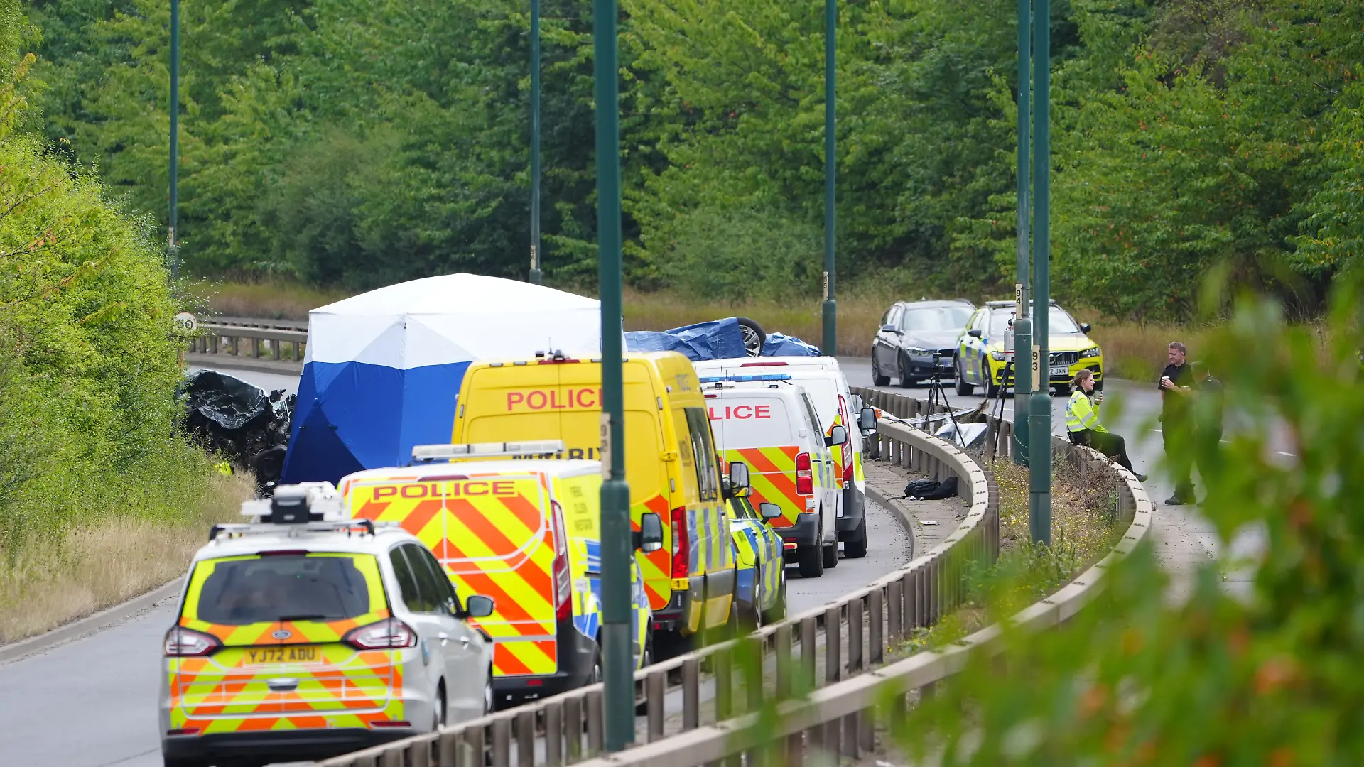 Die Szene des tödlichen Zusammenstoßes in Großbritannien: Einsatzfahrzeuge stehen an der Unglücksstelle