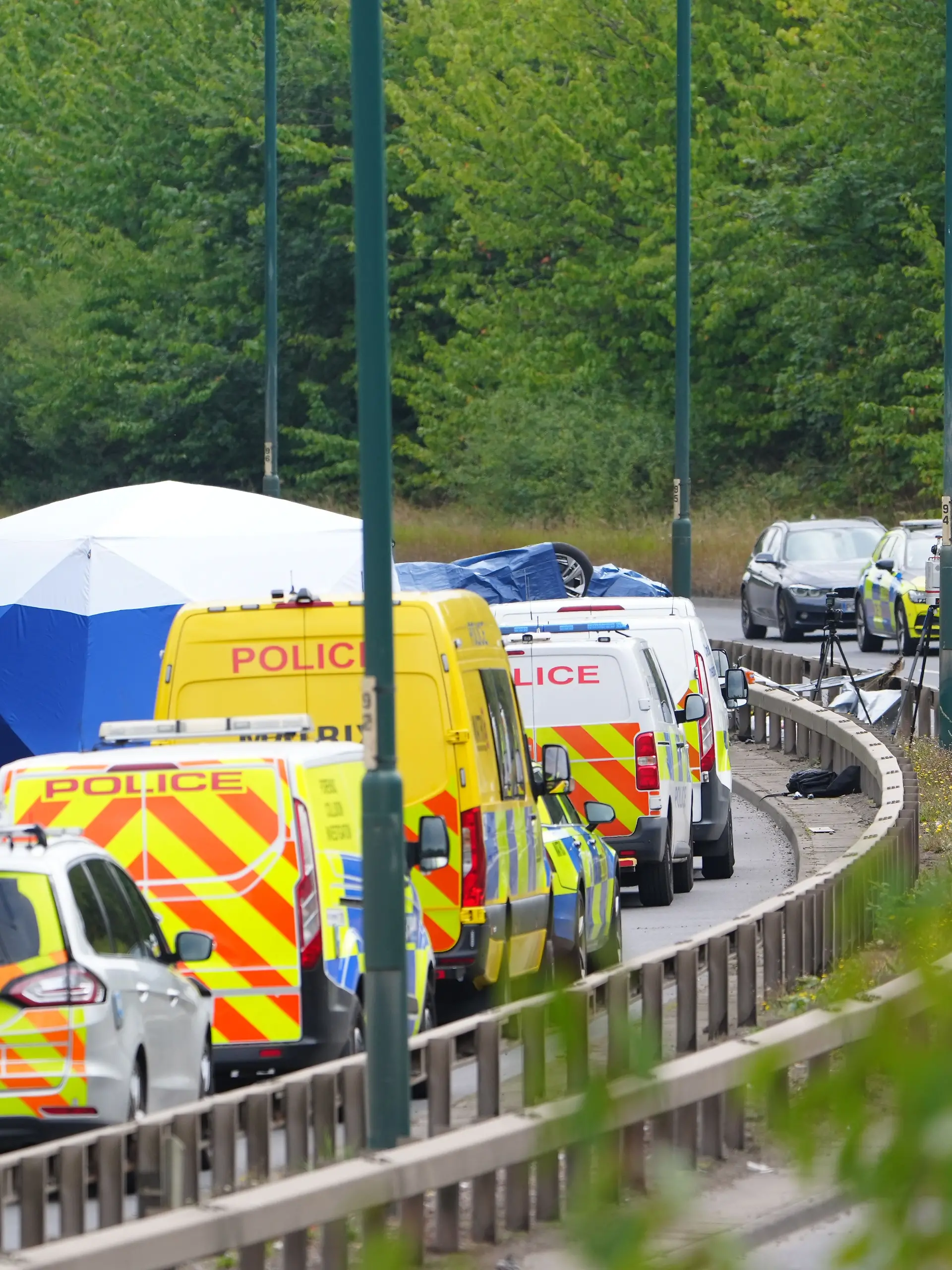 Die Szene des tödlichen Zusammenstoßes in Großbritannien: Einsatzfahrzeuge stehen an der Unglücksstelle