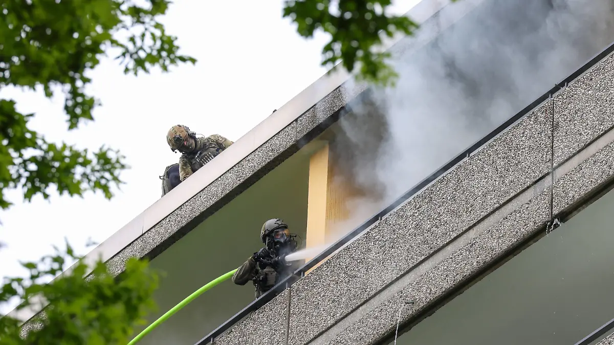 Einsatz eskaliert in Ratingen: Explosionen, Schüsse und schwerverletzte Einsatzkräfte Gegen 11:20 Uhr gab es am Donnerstag, 11.05.2023 in Ratingen in einem Hochhaus einen Polizeieinsatz wegen eines vermeintlichen Suizides. Hinzugerufene Feuerwehrleute öffneten die Wohnungstür, woraufhin die Polizei die Wohnung betrat. Wenige Sekunde später gab es eine enorme Explosion in der Wohnung wodurch mehrere Einsatzkräfte schwer verletzt wurden. In der Wohnung verblieb der Mieter, welcher sich dort verschanzte. Bei dem anschließenden Großeinsatz kamen zahlreiche SEK-Kräfte aus ganz NRW zum Einsatz, sieben Rettungshubschrauber wurden parallel eingesetzt. SEK-Beamte schossen von Nachbarbalkonen auf die Scheiben um anschließend vom angrenzende
